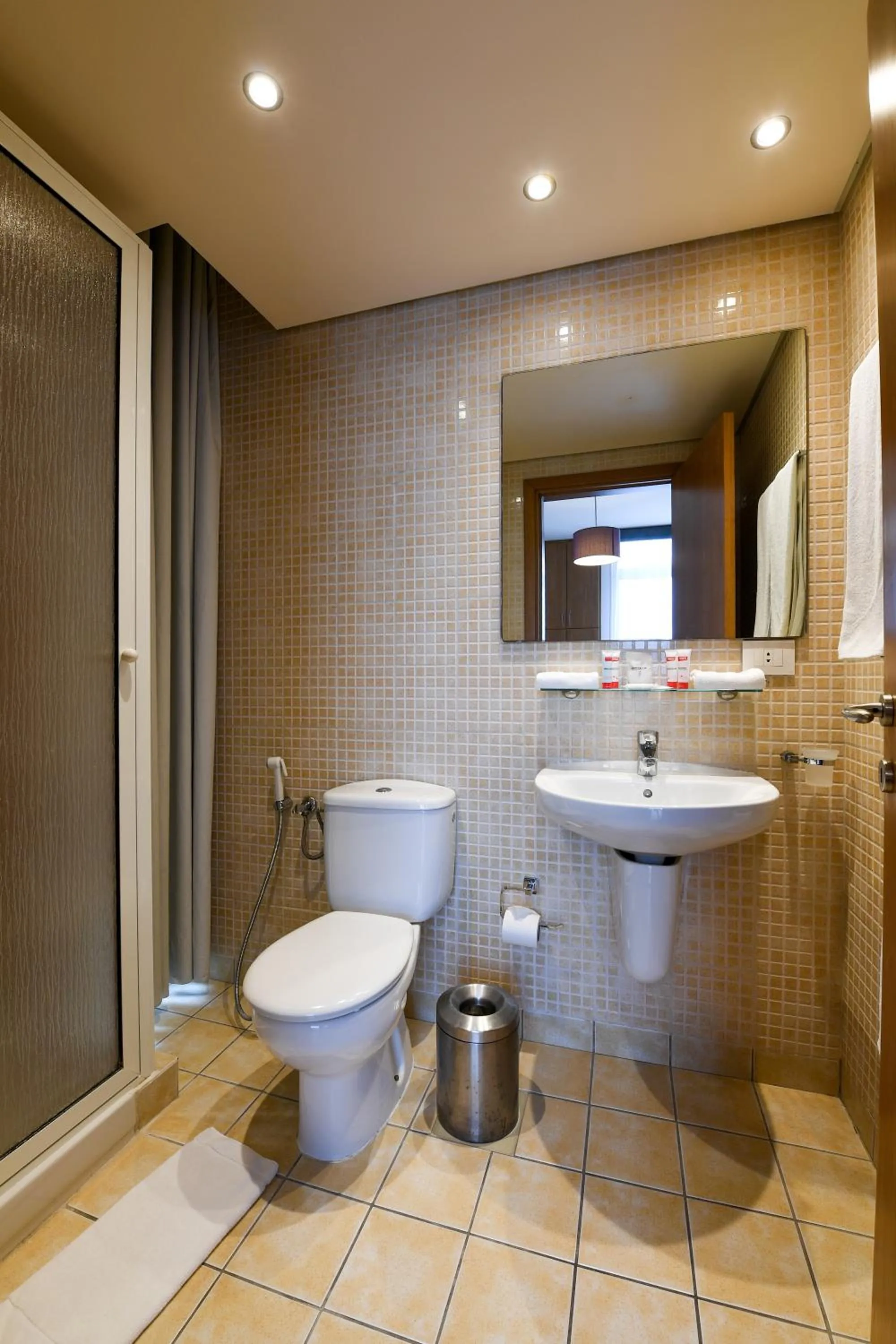 Shower in The Smallville Xpress