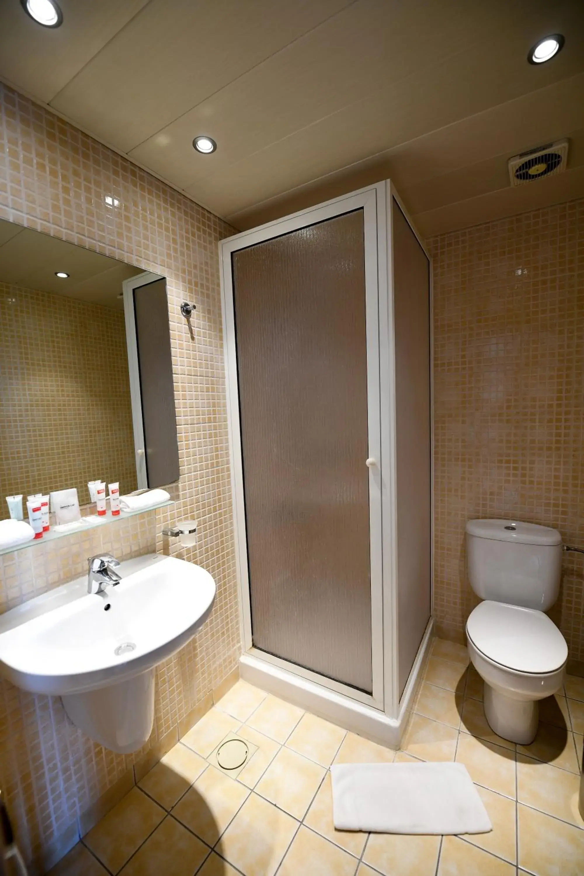 Junior Suite with Balcony in The Smallville Xpress Junior Suite with Balcony in The Smallville Xpress