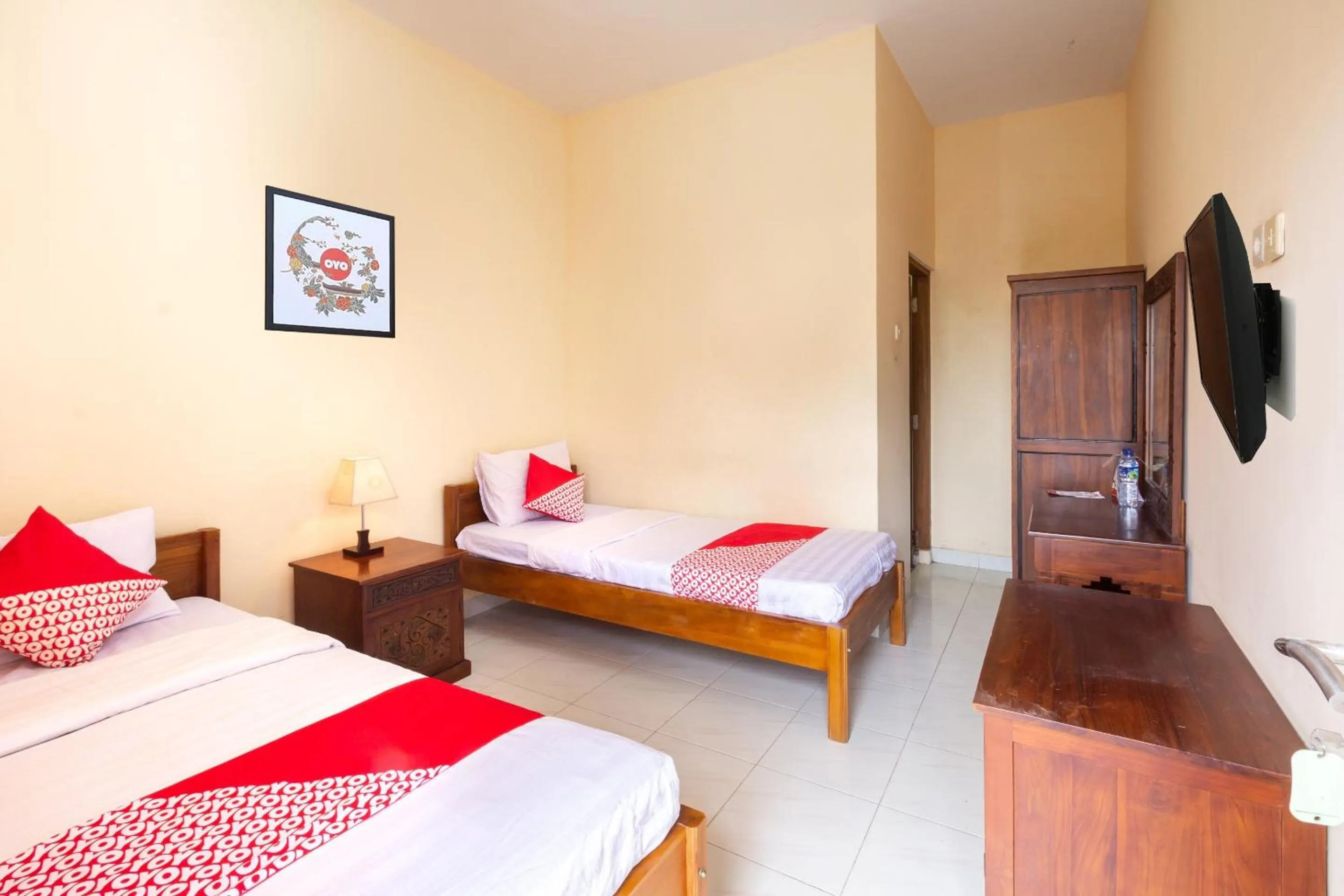 Bedroom, Bed in Hotel O Omah Ladrang