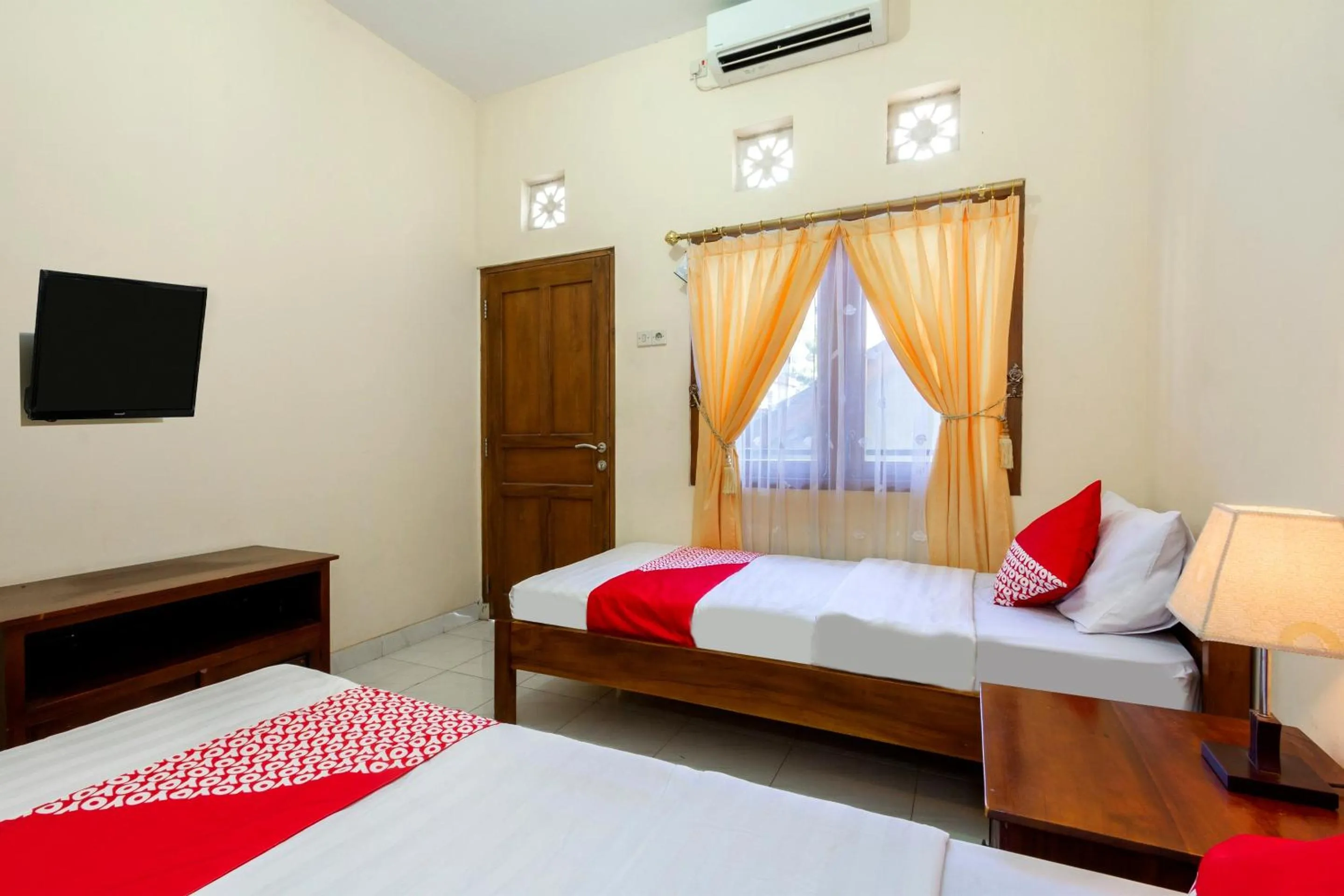 Bedroom, Bed in Hotel O Omah Ladrang