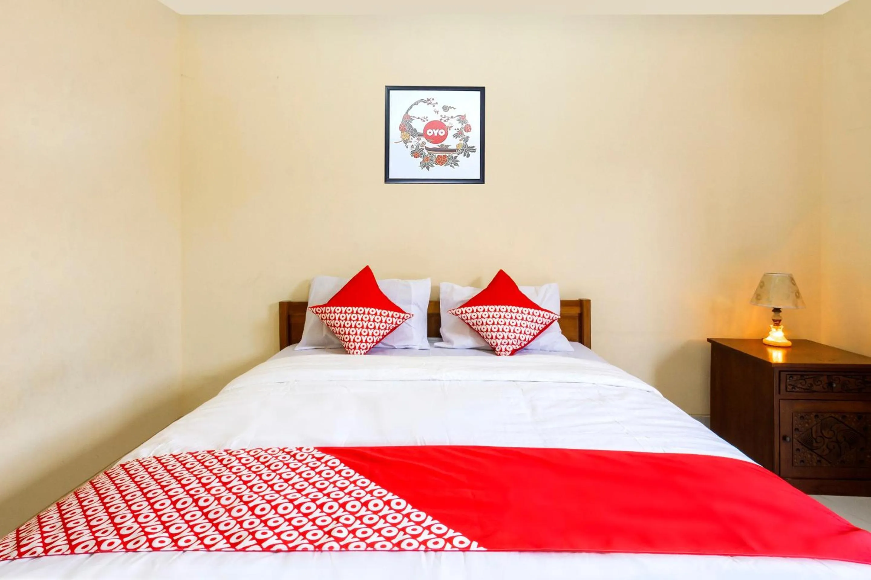 Bedroom, Bed in Hotel O Omah Ladrang