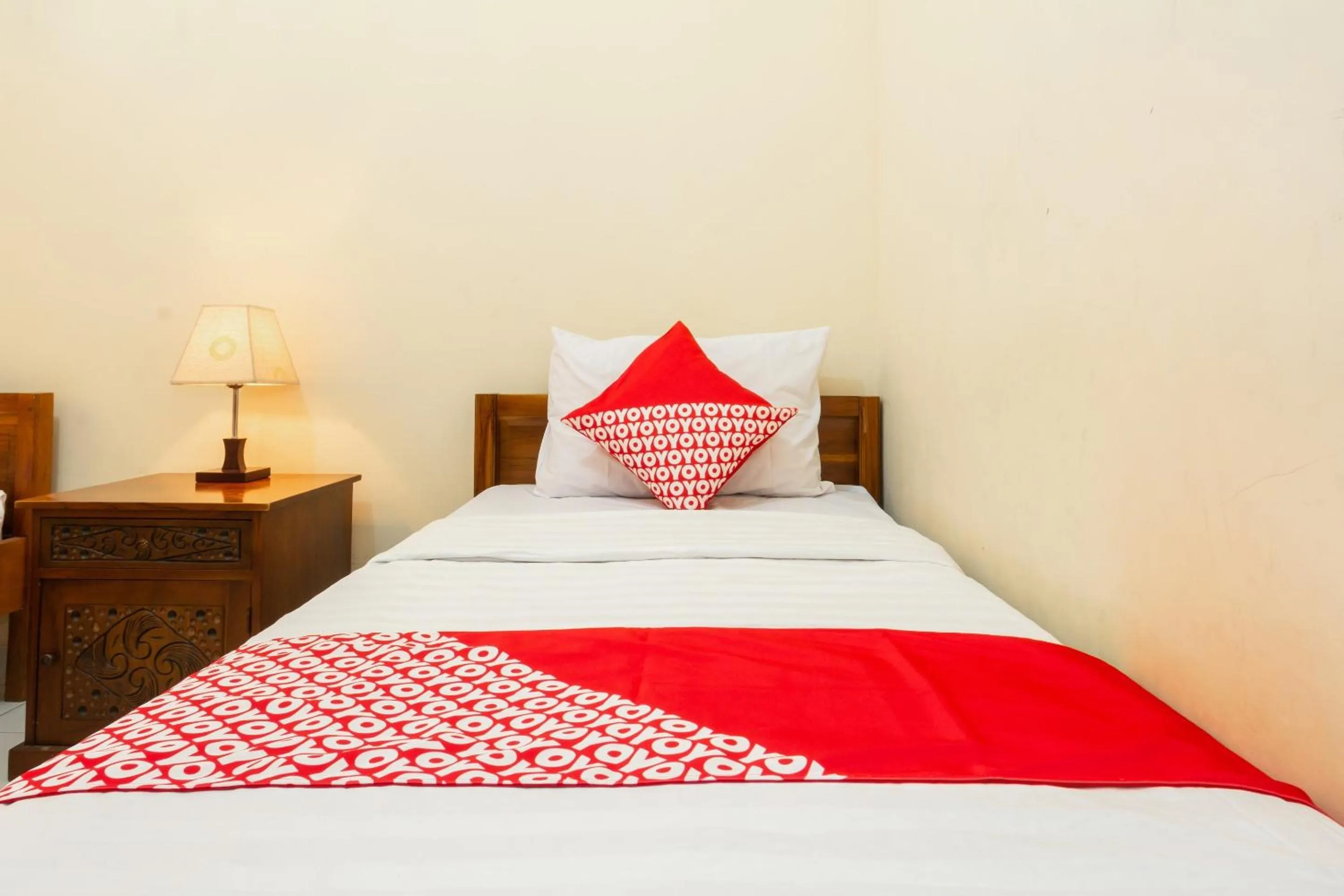 Bedroom, Bed in Hotel O Omah Ladrang