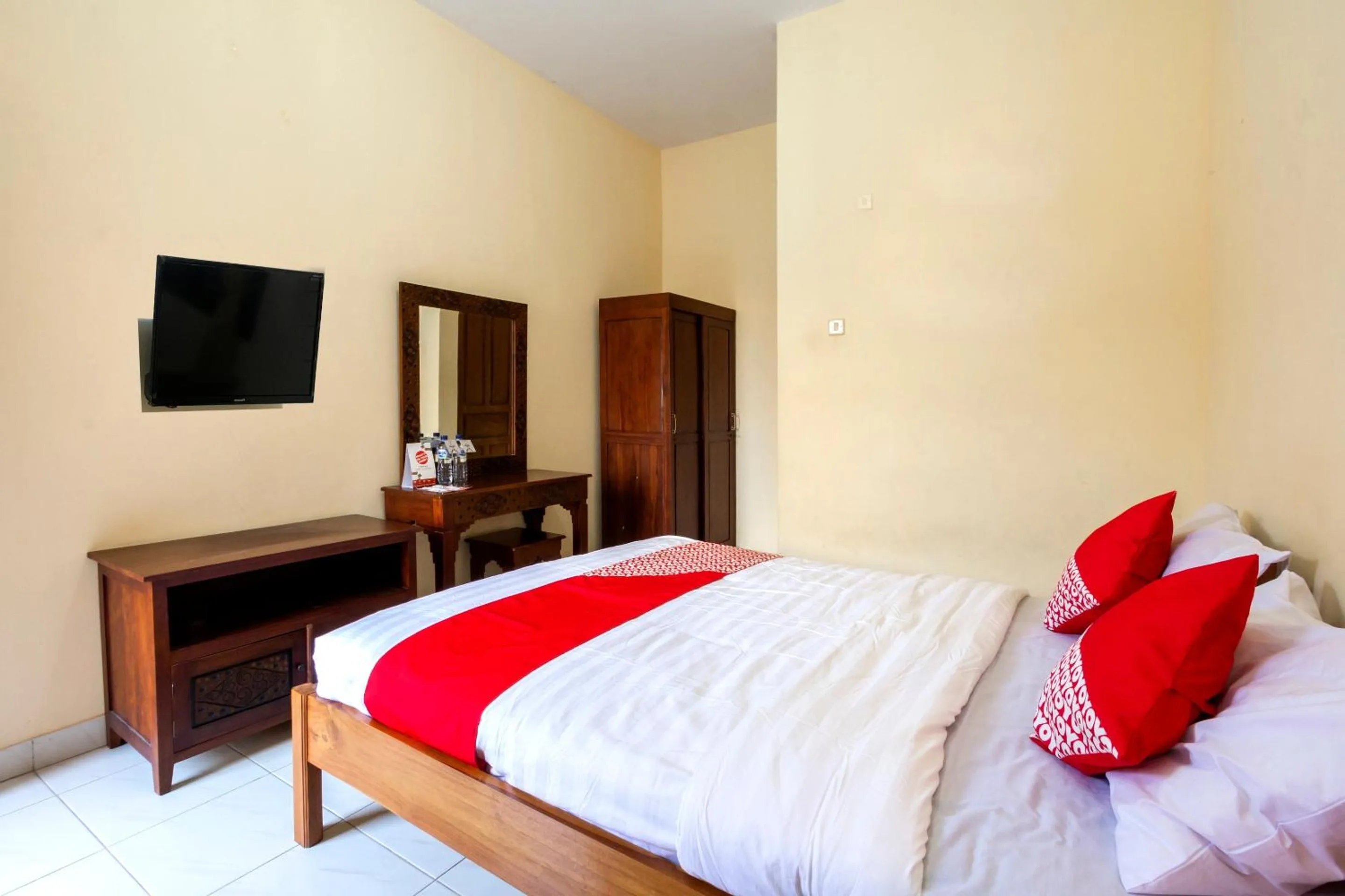 Bedroom, Bed in Hotel O Omah Ladrang