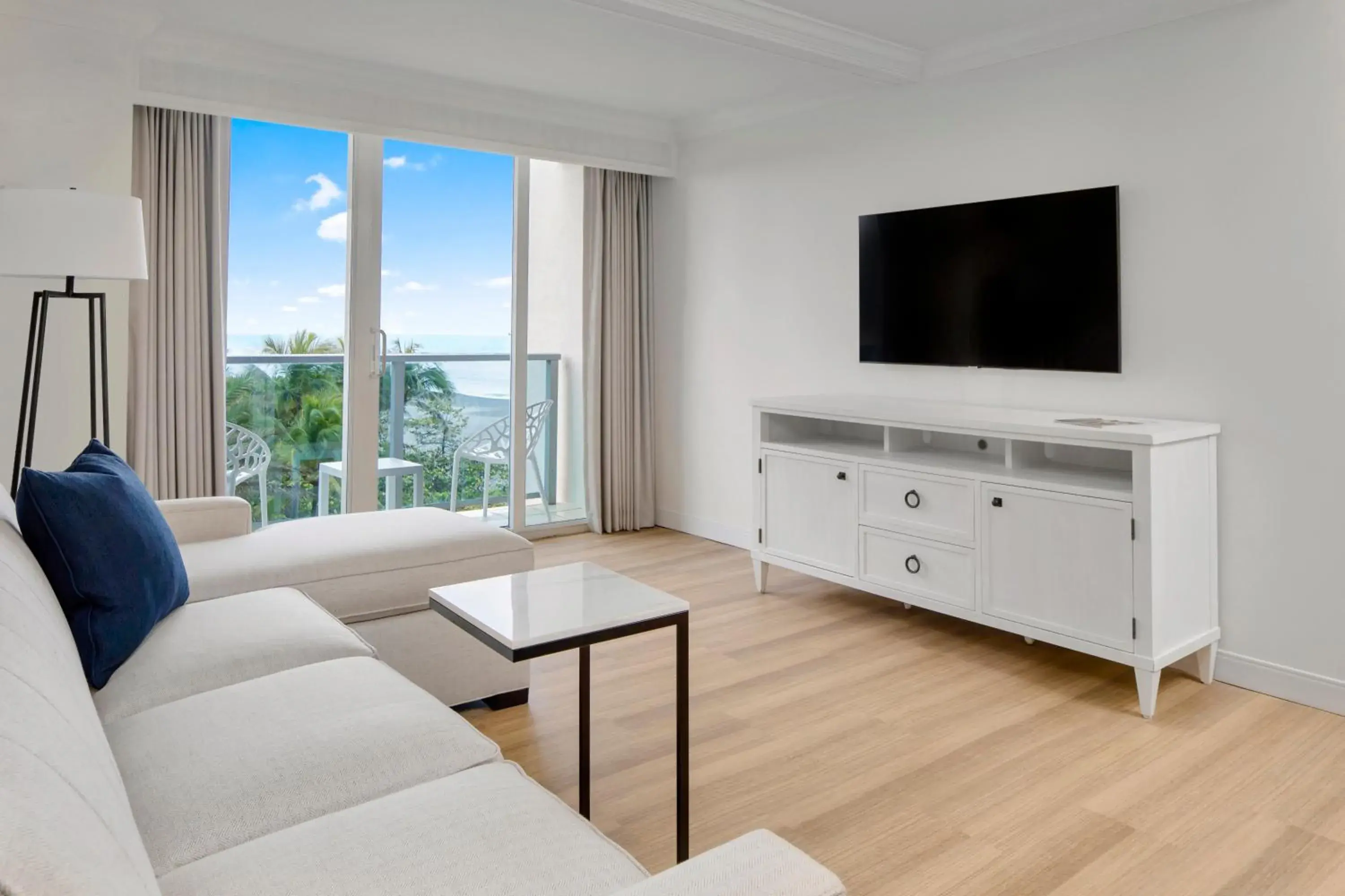 Superior King Suite with Partial View – Disability Access in Jupiter Beach Resort & Spa Superior King Suite with Partial View – Disability Access in Jupiter Beach Resort & Spa