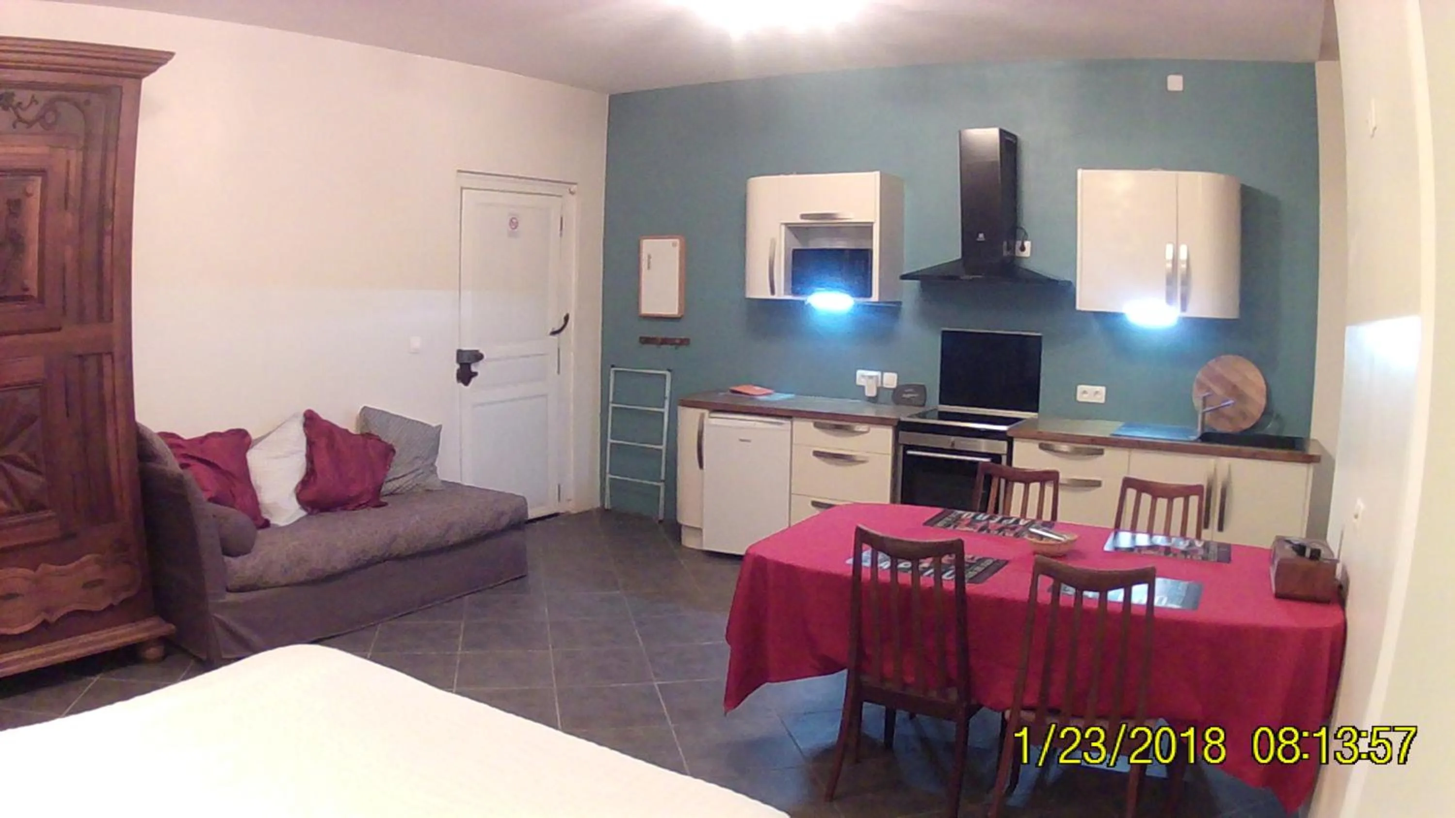 Photo of the whole room in Chez Susan