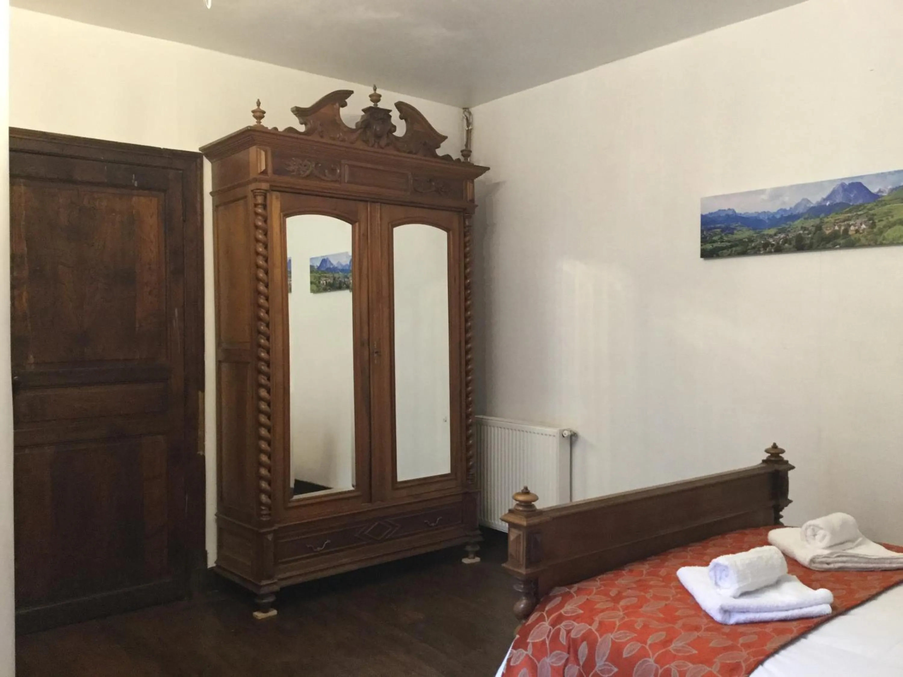 wardrobe, Bed in Chez Susan