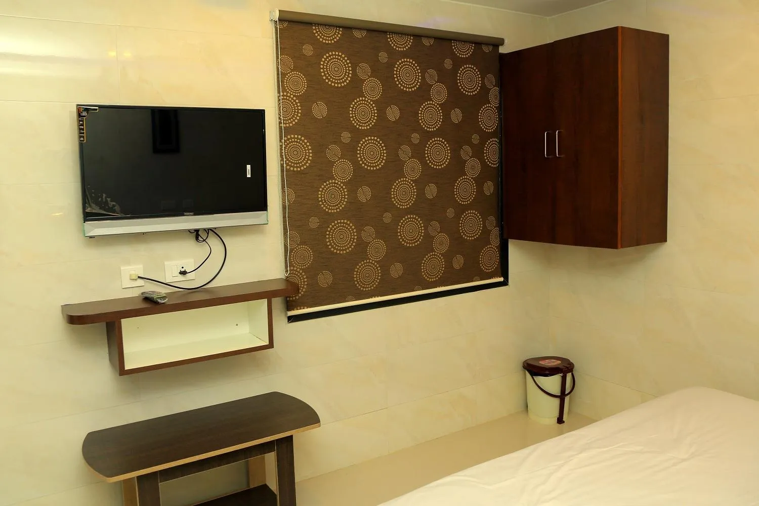 Living room, Bed in Sri Maharaja Residency