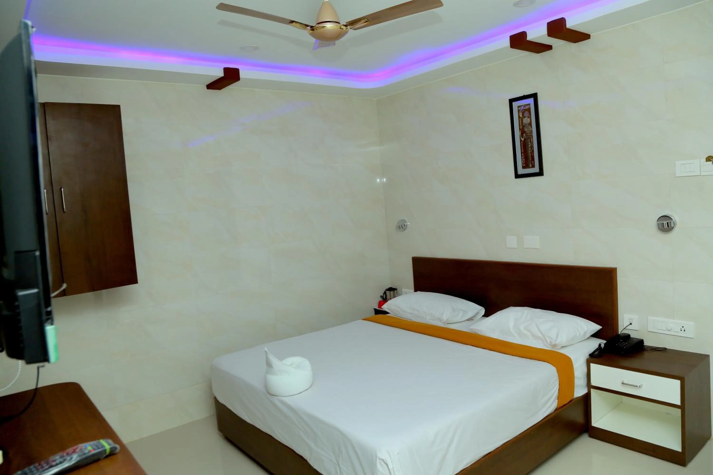 Bed in Sri Maharaja Residency