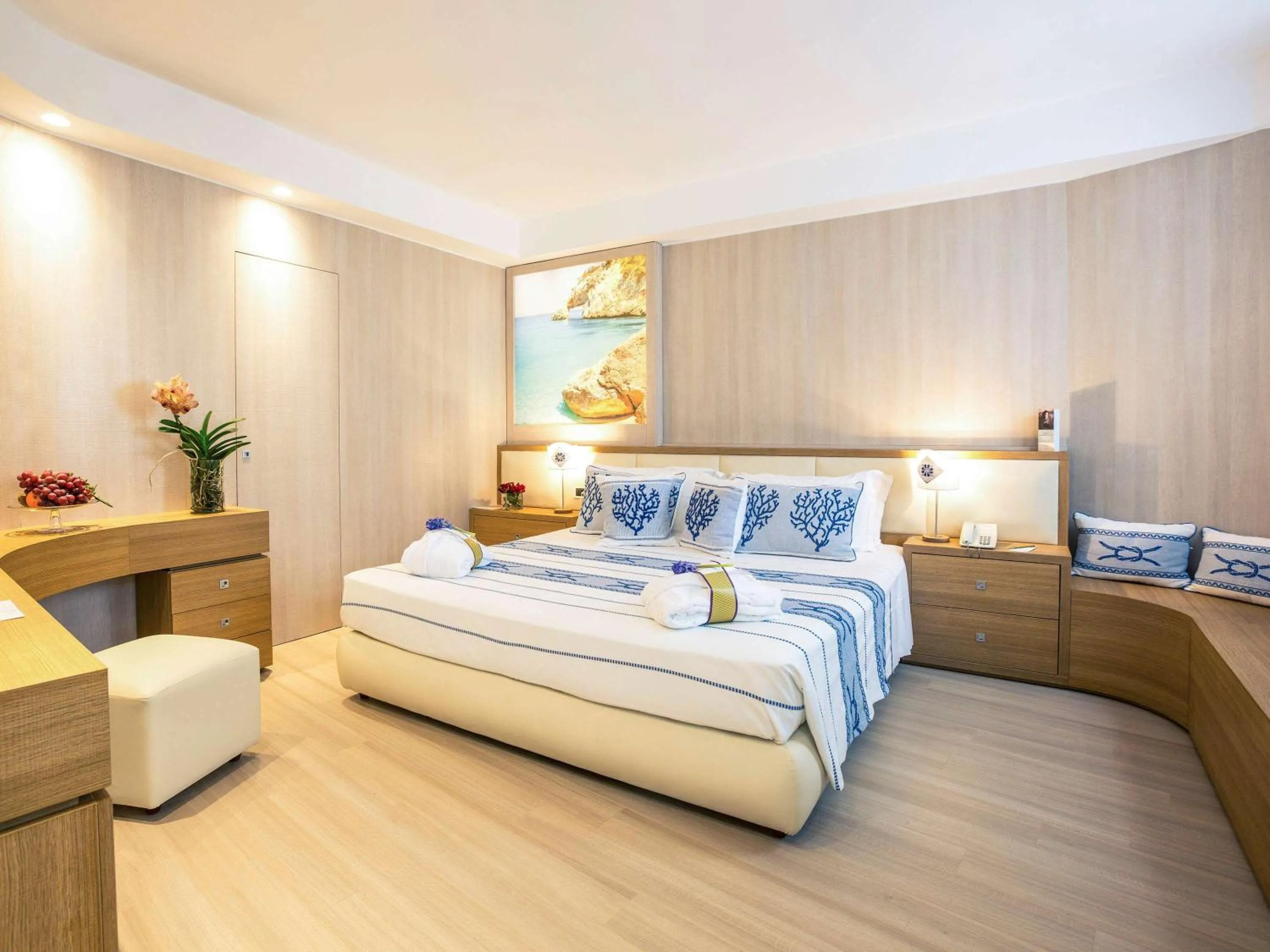 Photo of the whole room, Bed in Mercure Olbia