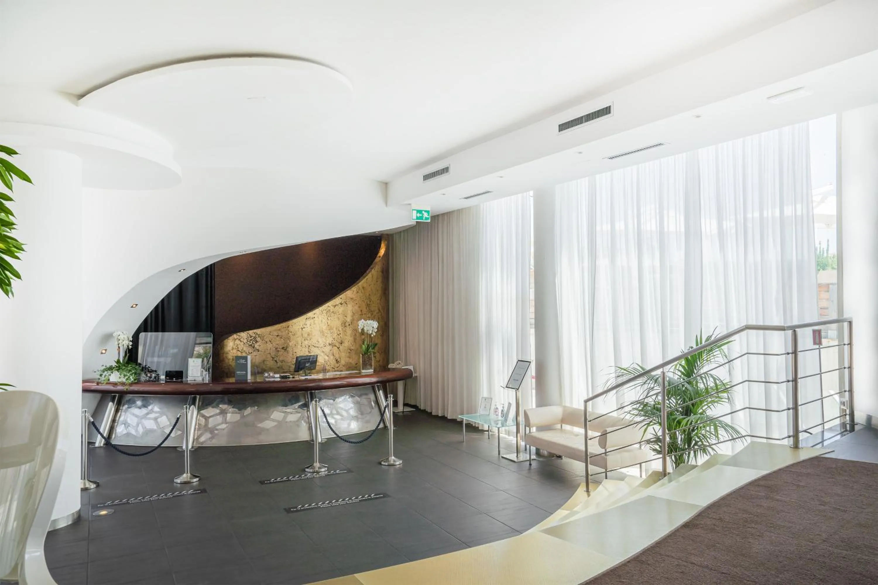 Lobby or reception in Mercure Olbia