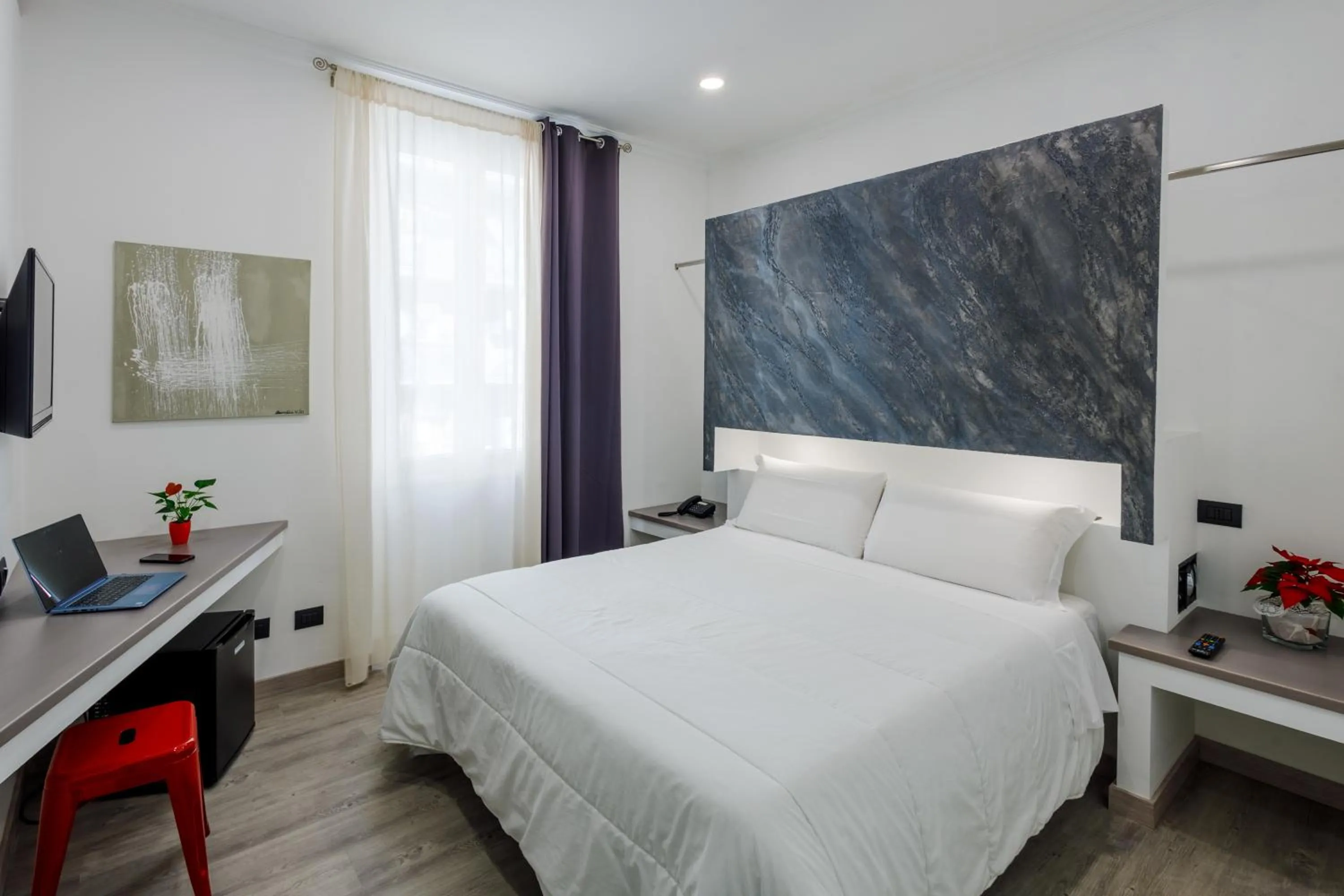 Bedroom, Bed in Crossroad Hotel