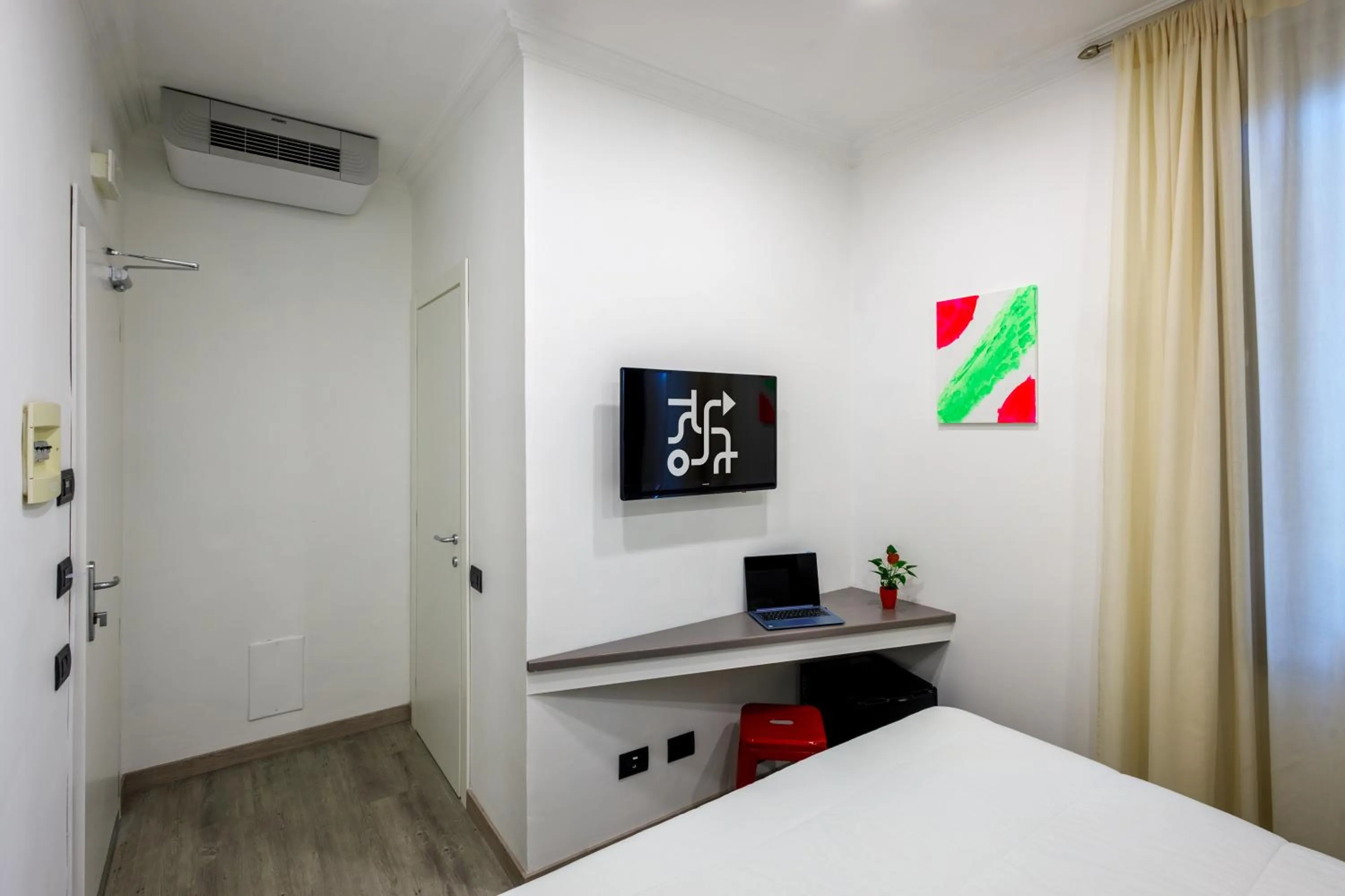 Bedroom, Bed in Crossroad Hotel