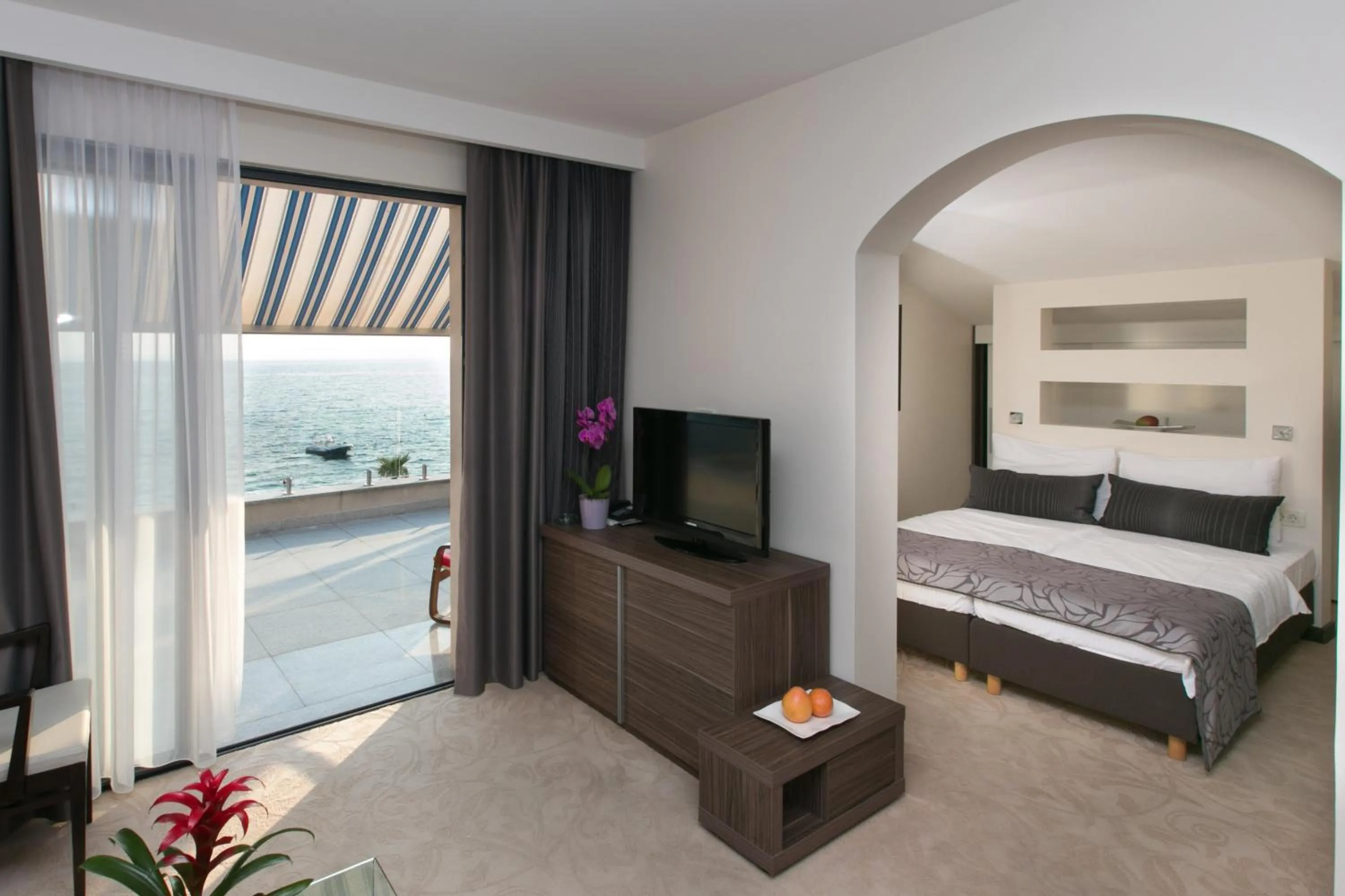 Living room, Bed in Beach Hotel Split