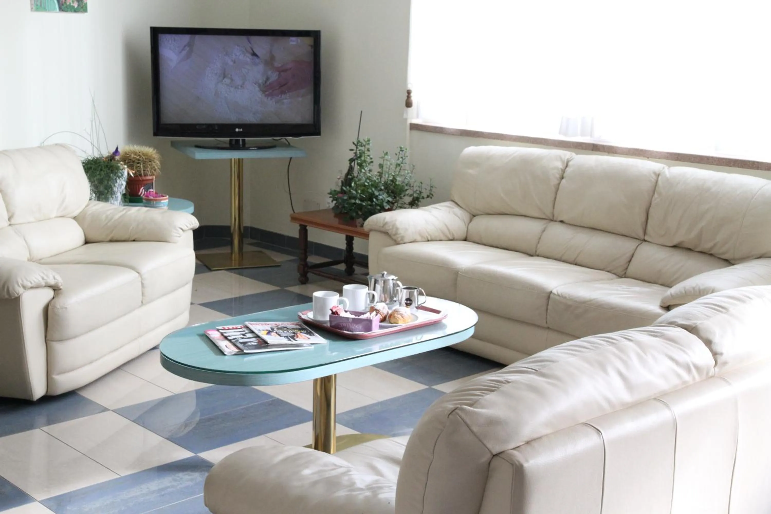 Communal lounge/ TV room in Aviano Palace Hotel