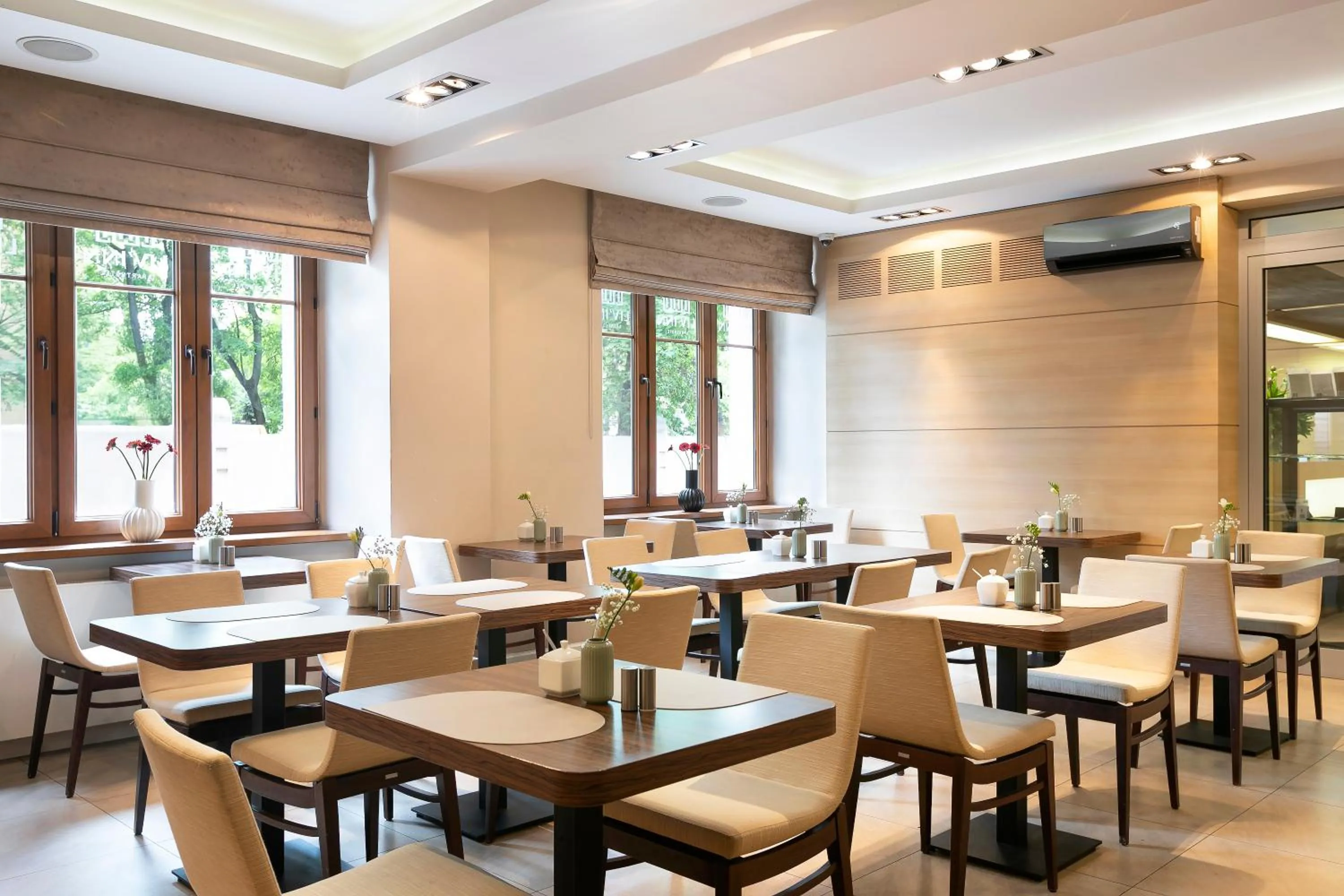 Restaurant/places to eat in Liv'Inn Aparthotel