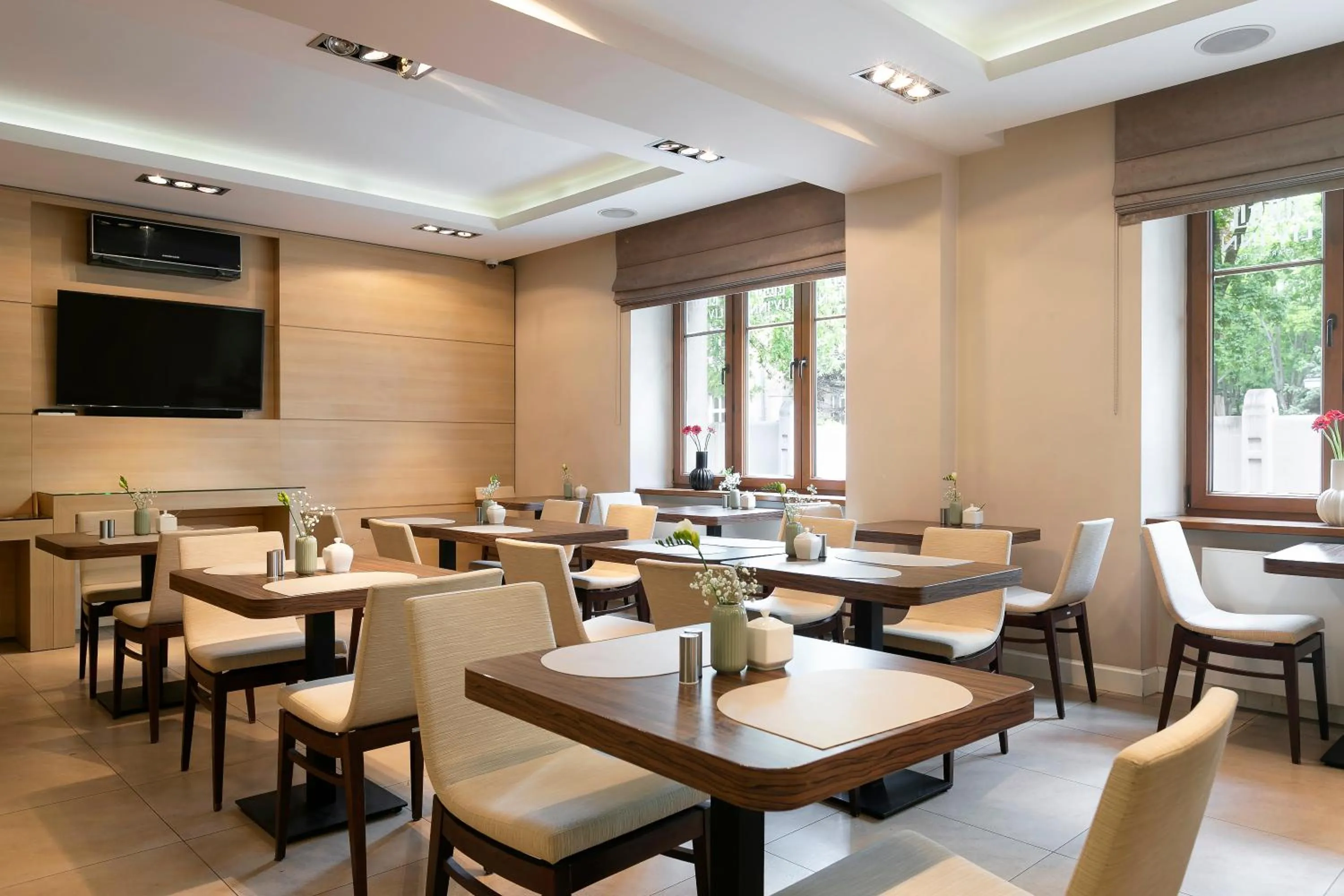 Restaurant/places to eat in Liv'Inn Aparthotel