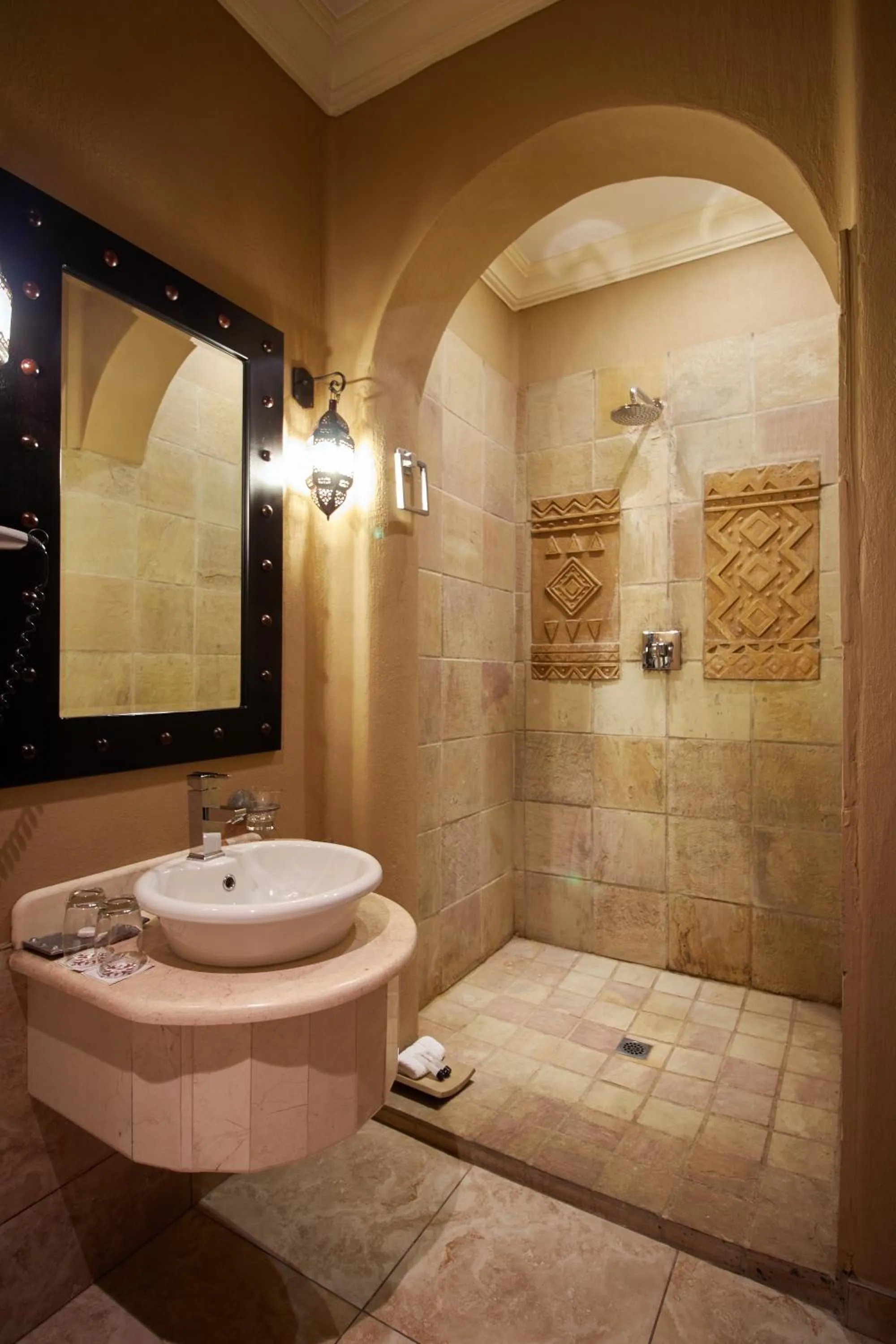 Shower in Royal Elephant Hotel & Conference Centre