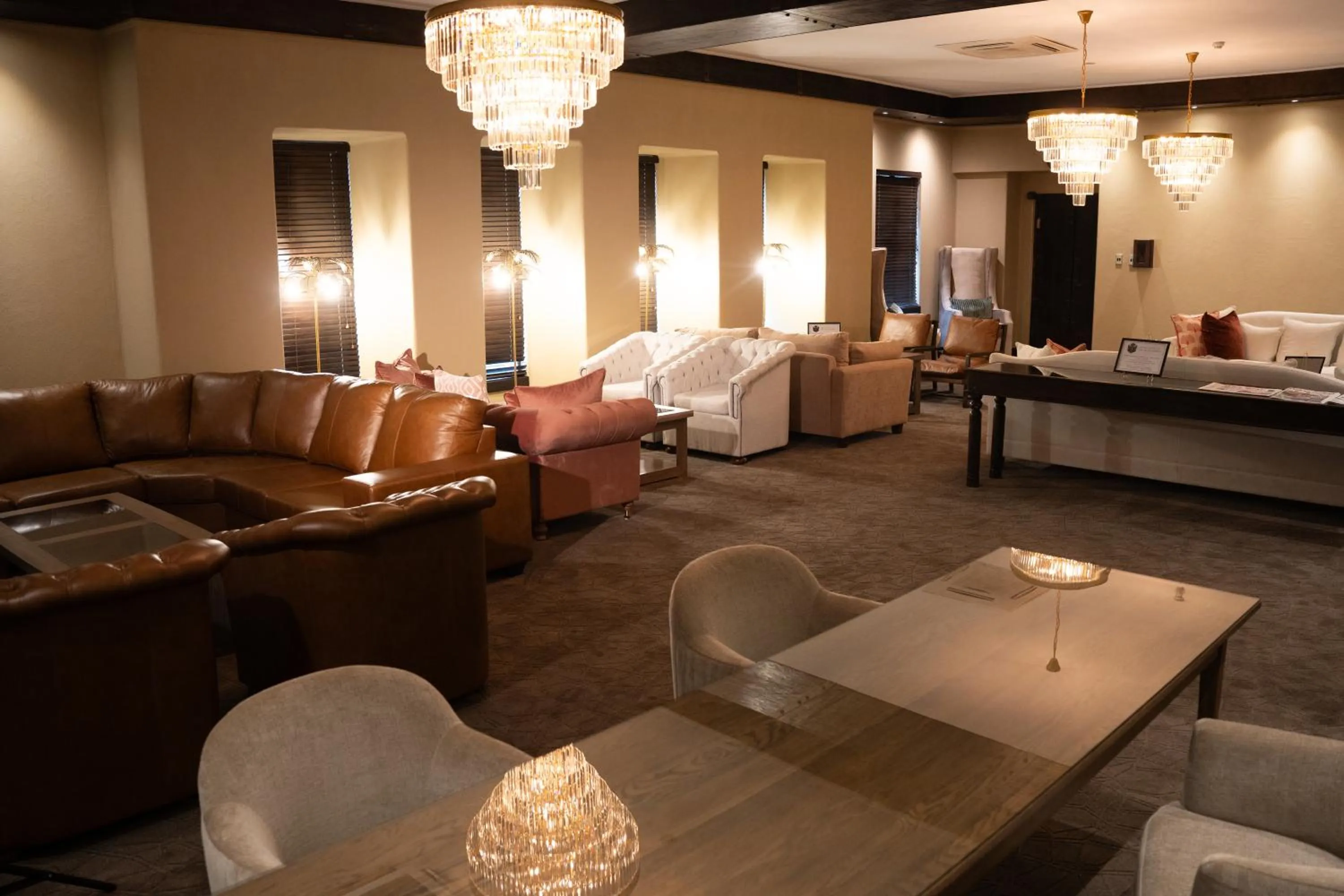 Lounge or bar in Tayfin Royale Hotel & Conference Centre