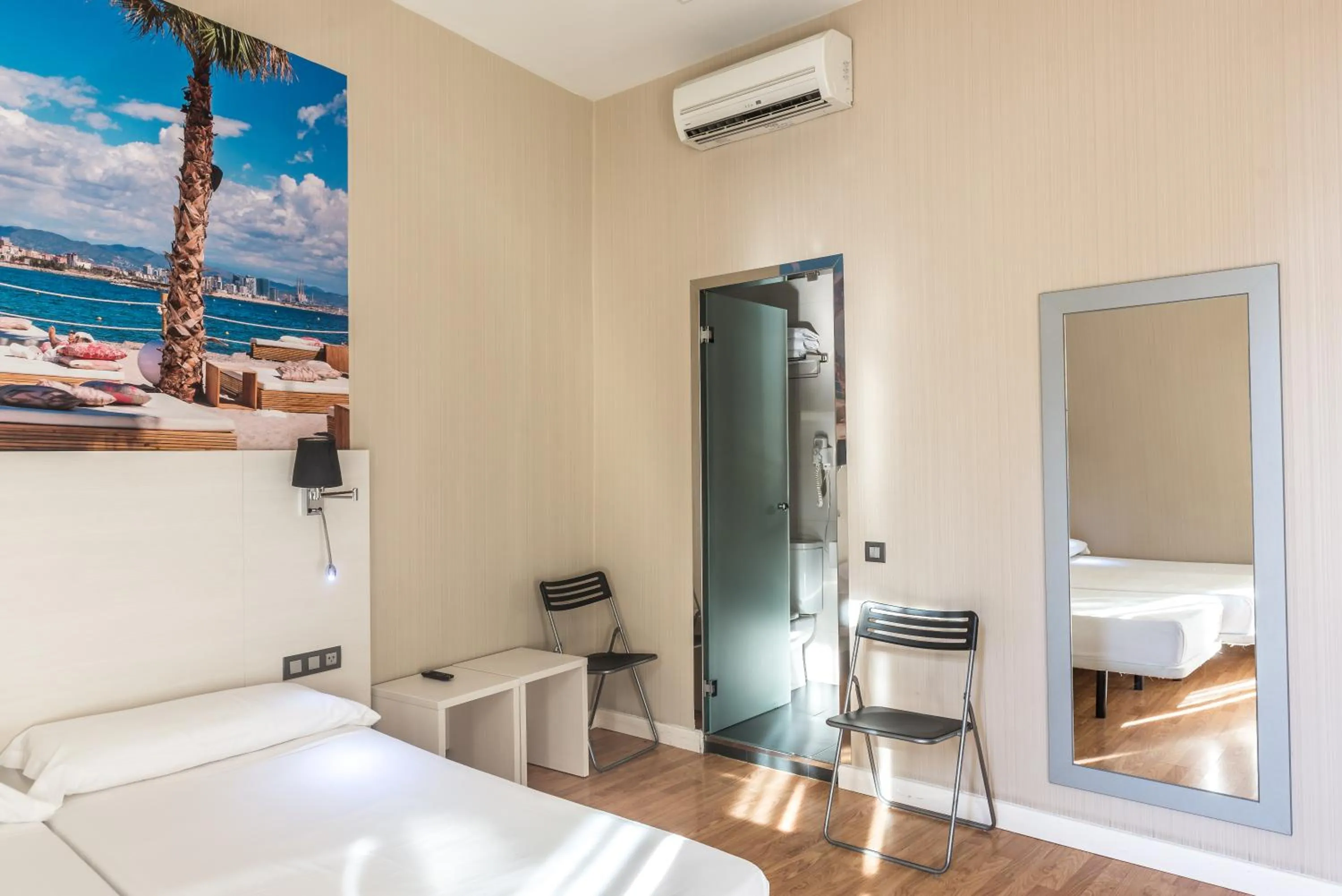 Decorative detail, Bed in Hostal BCN Ramblas