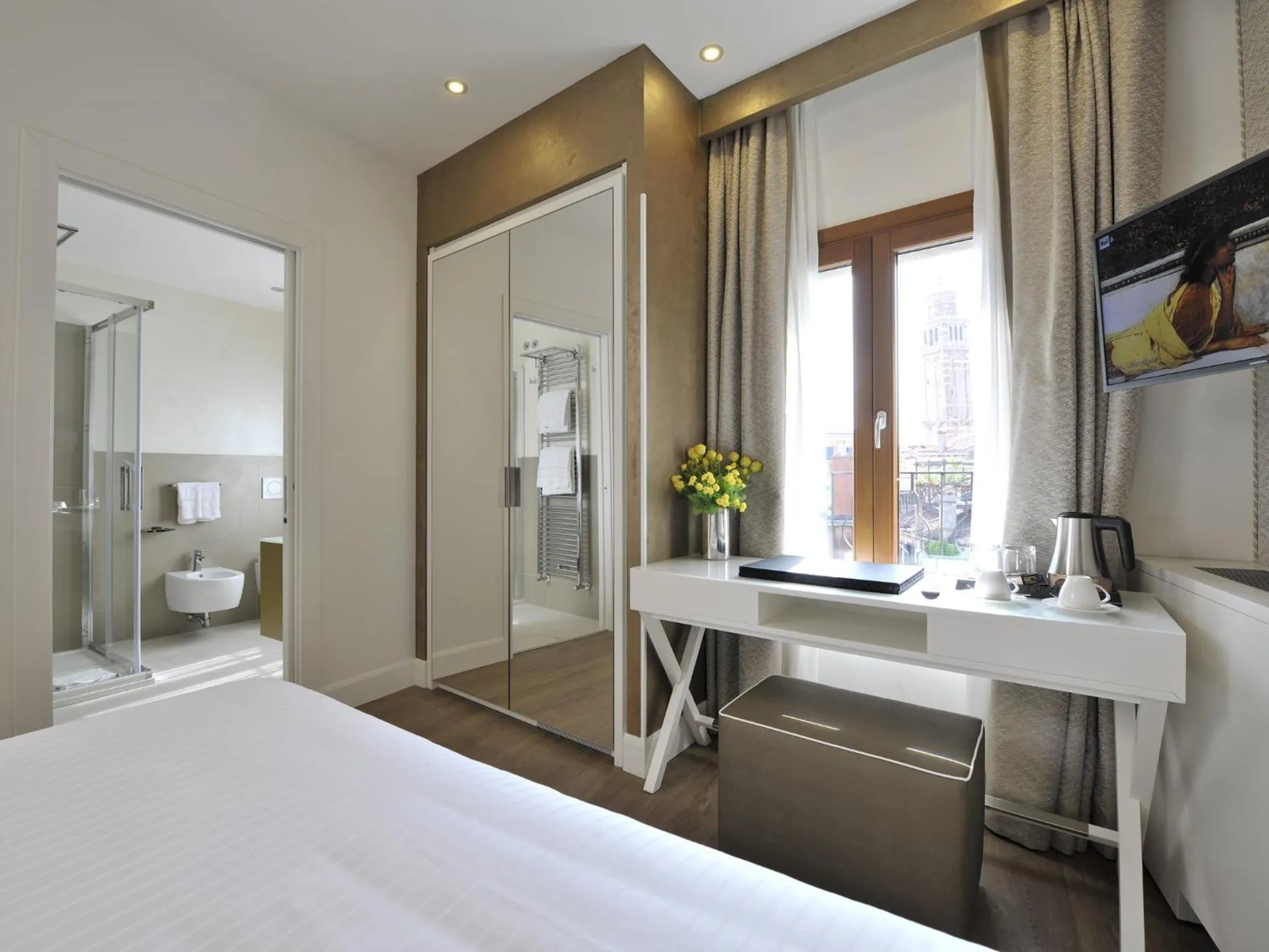 Shower, Bed in Al Theatro Palace