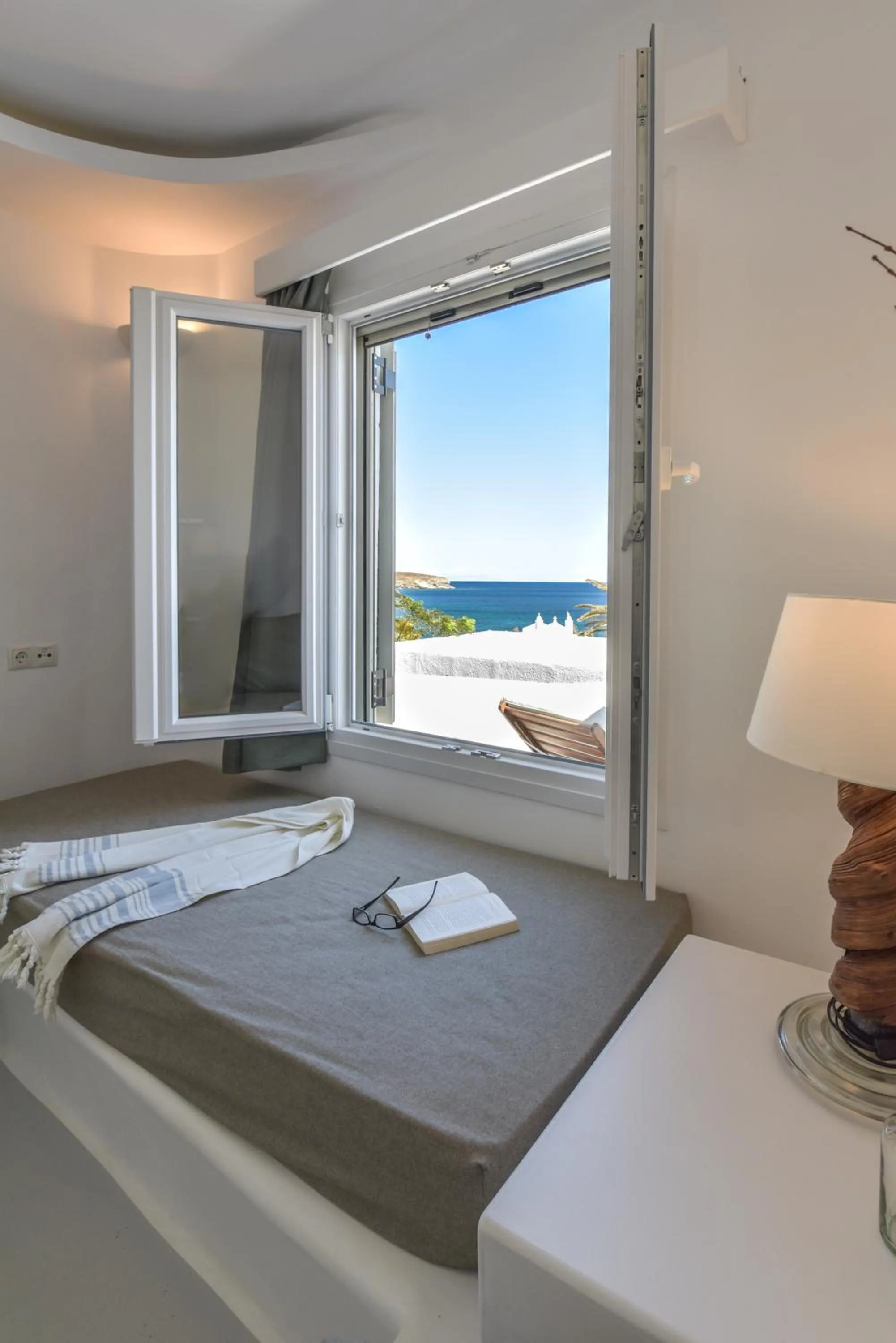 Photo of the whole room, Bed in Cavos