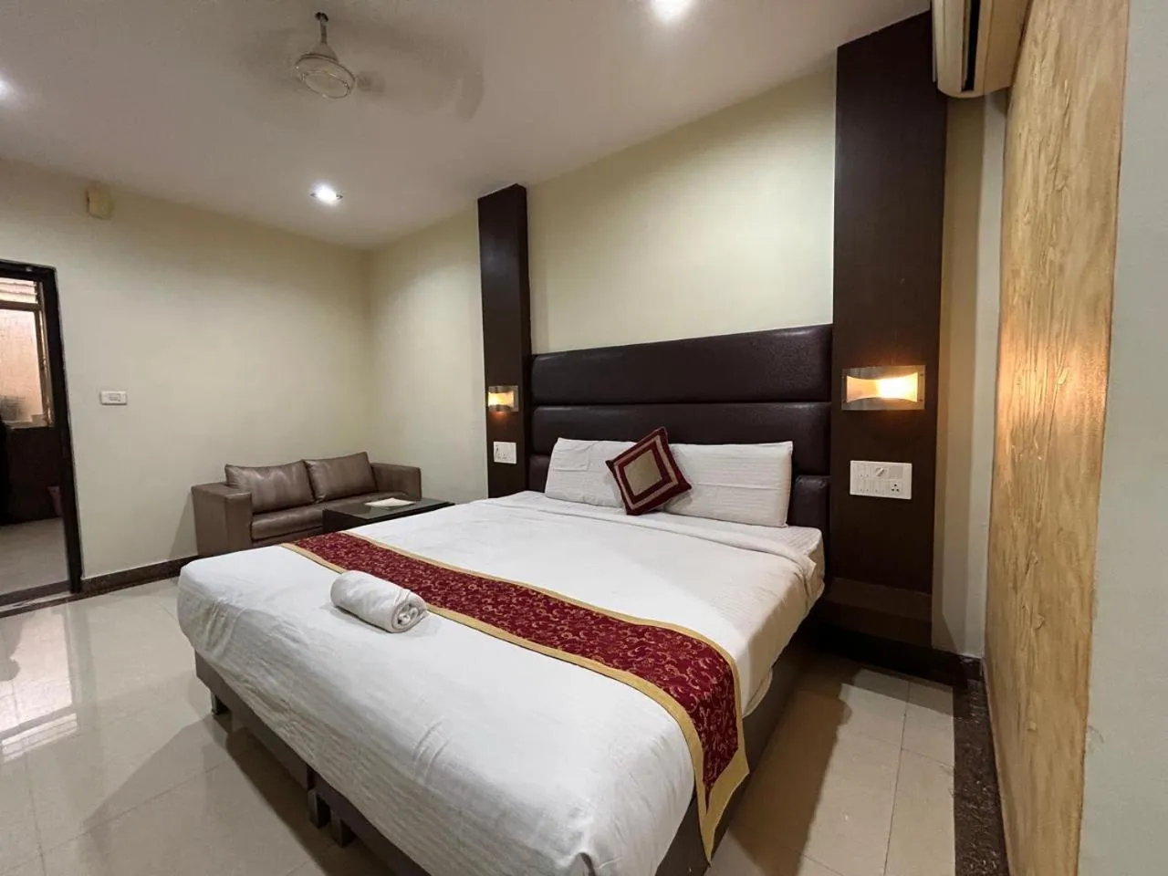 Bedroom, Bed in The Himalaya Park