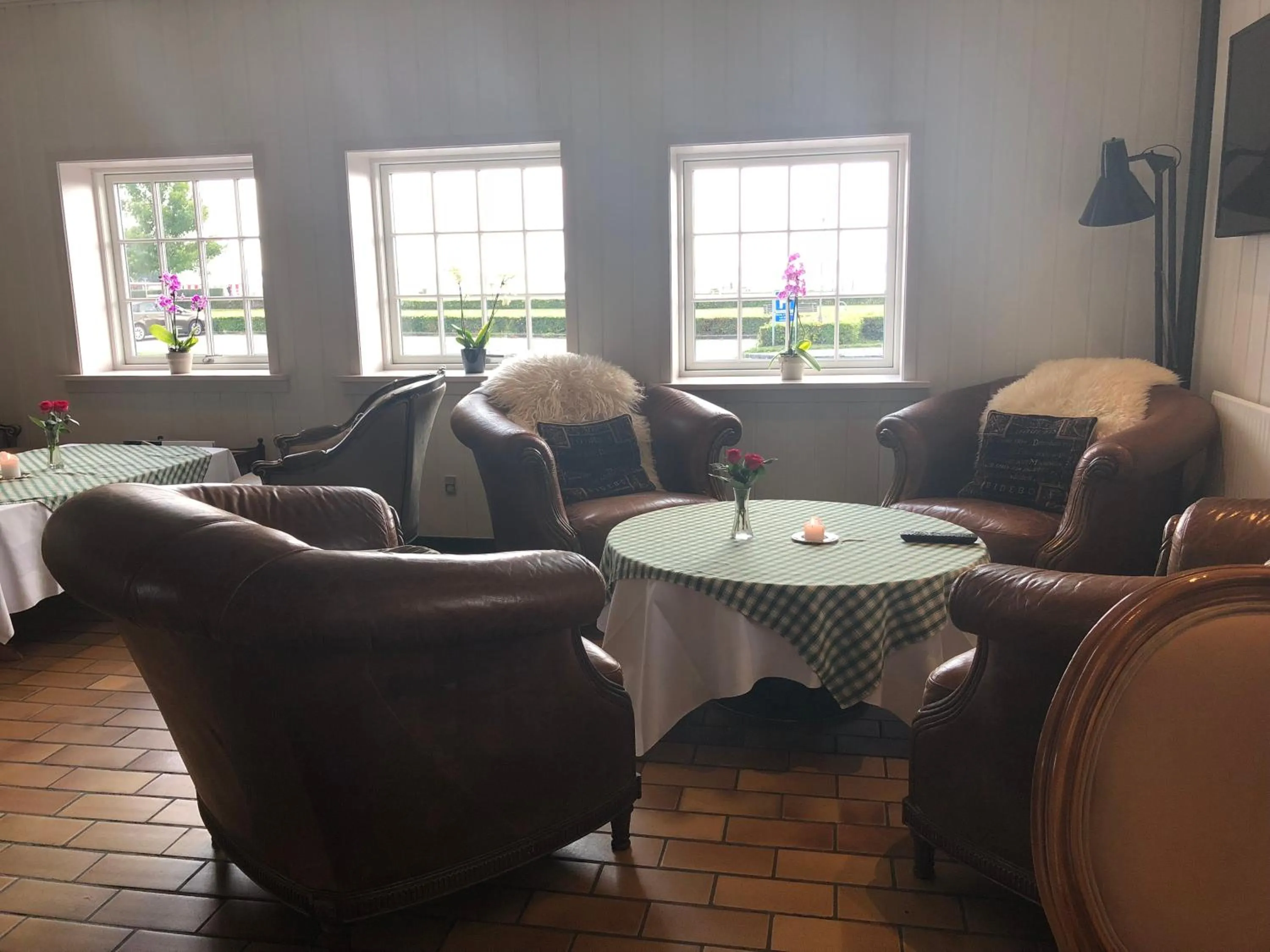 Communal lounge/ TV room in Munkebo Kro & Hotel