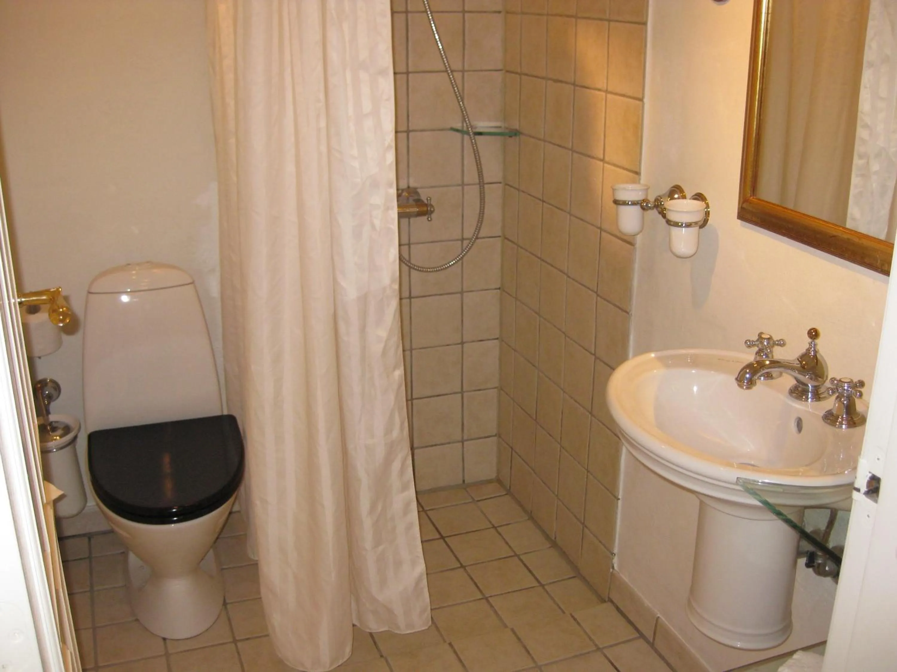 Bathroom in Munkebo Kro & Hotel