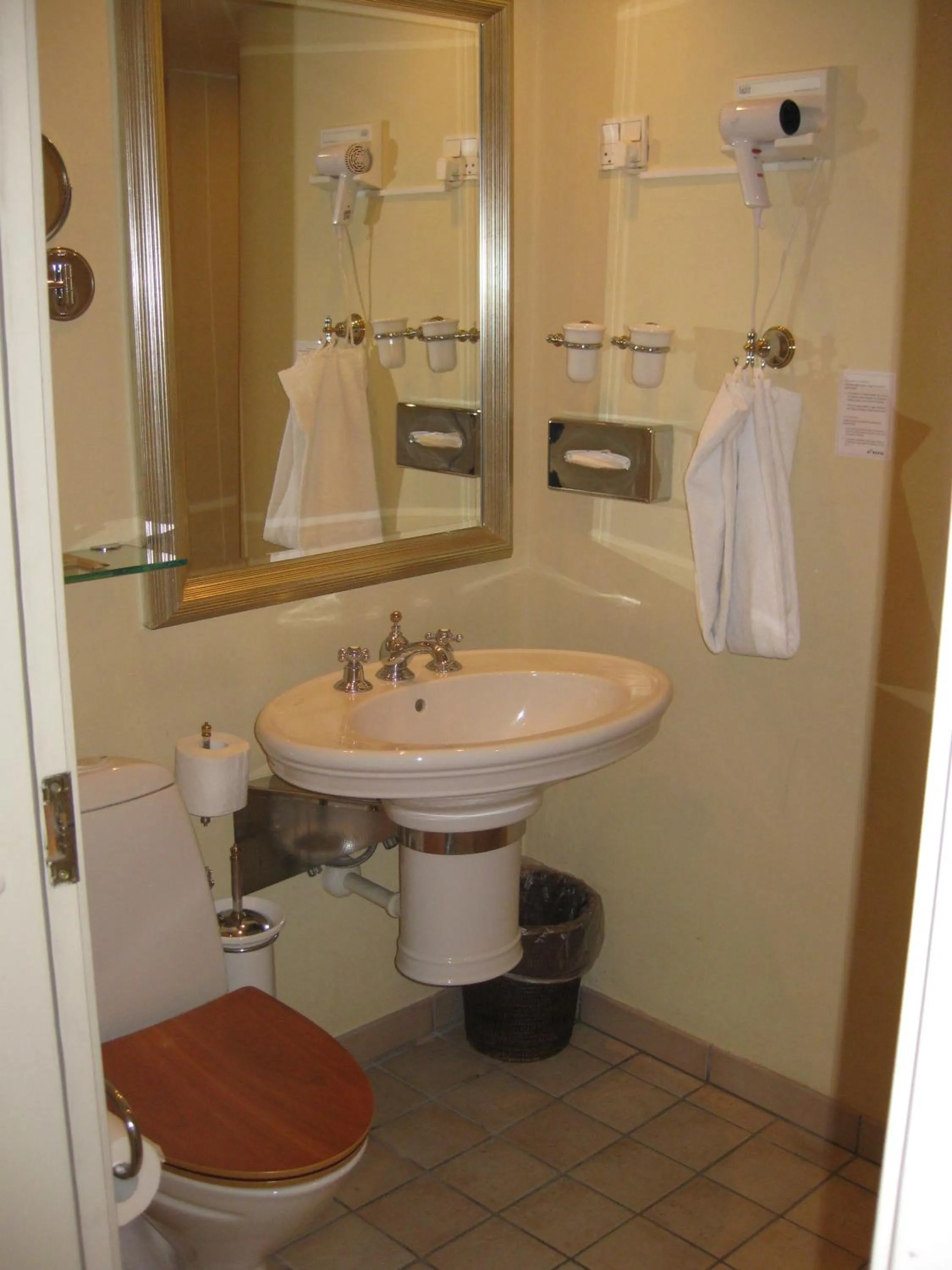 Bathroom in Munkebo Kro & Hotel