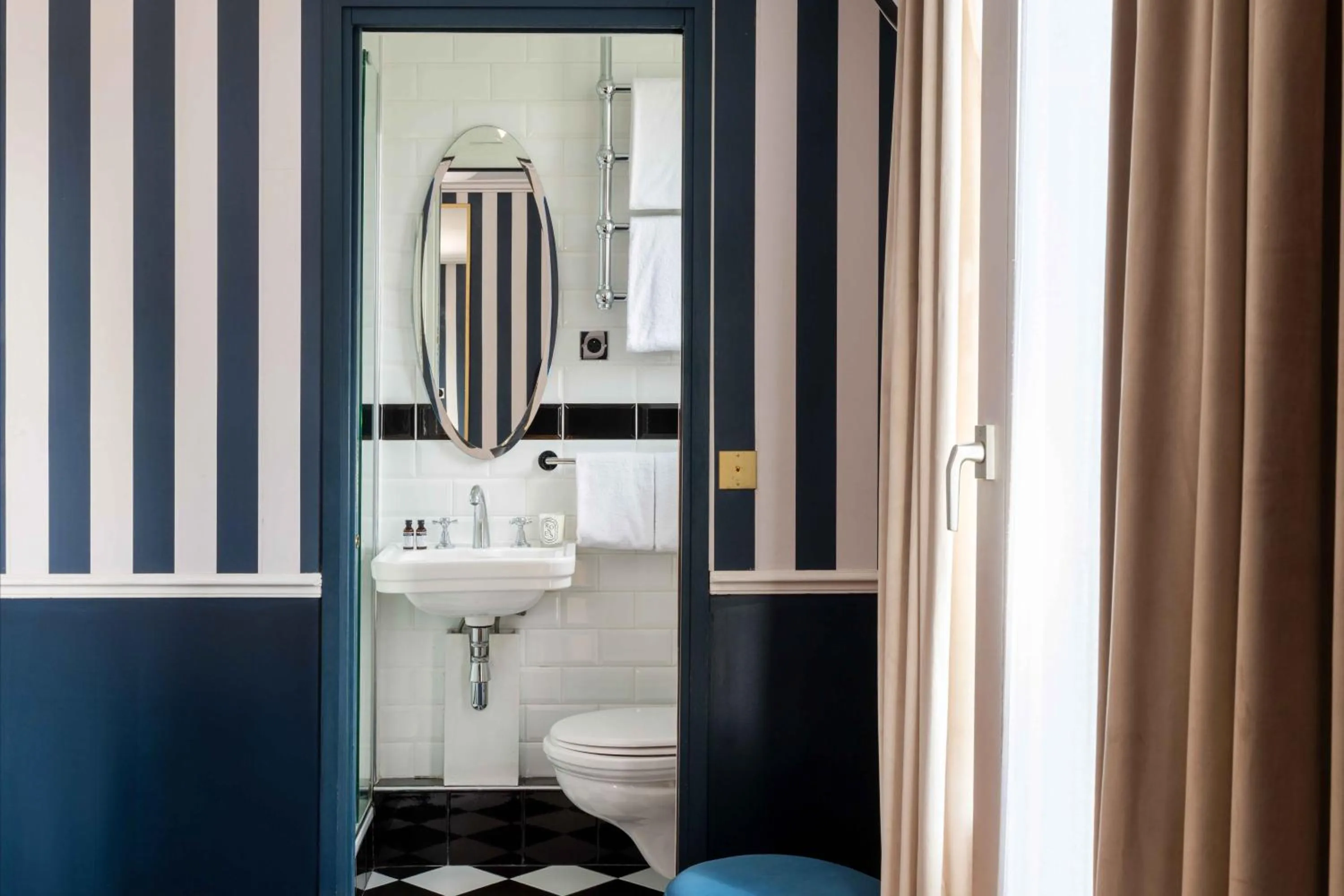 Shower in Hôtel Léna