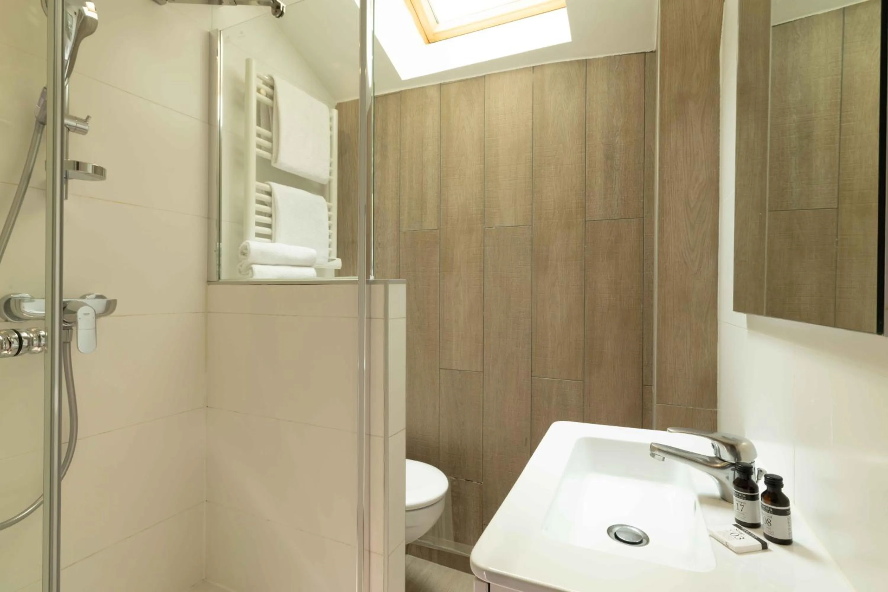 Bathroom in Hôtel Léna