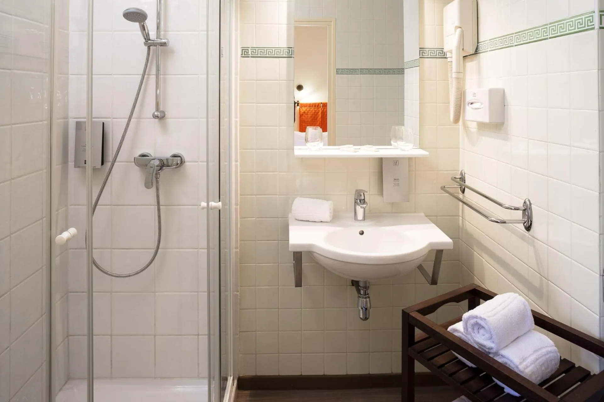 Bathroom in Logis Hôtel Restaurant Les Cèdres