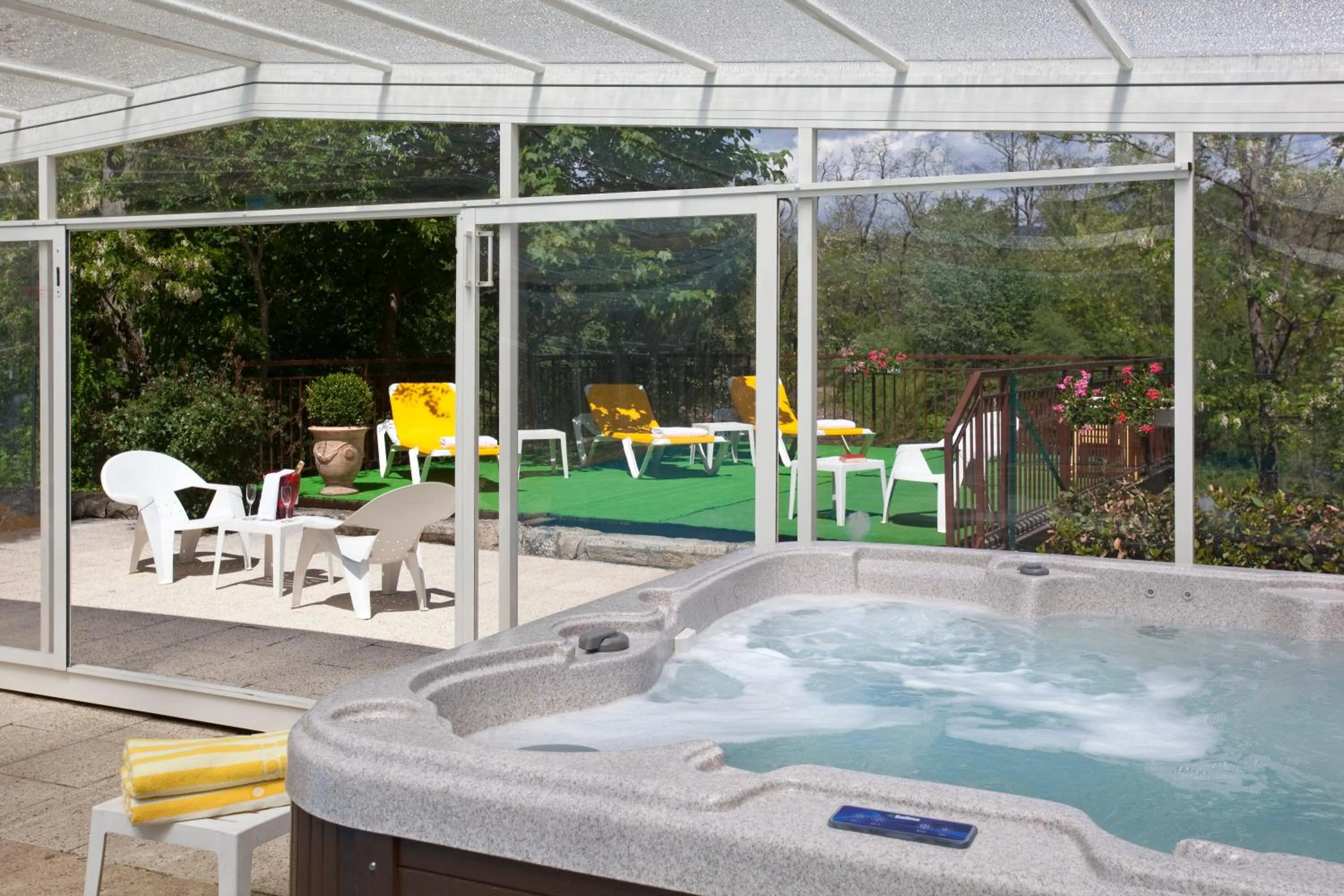 Spa and wellness centre/facilities in Logis Hôtel Restaurant Les Cèdres