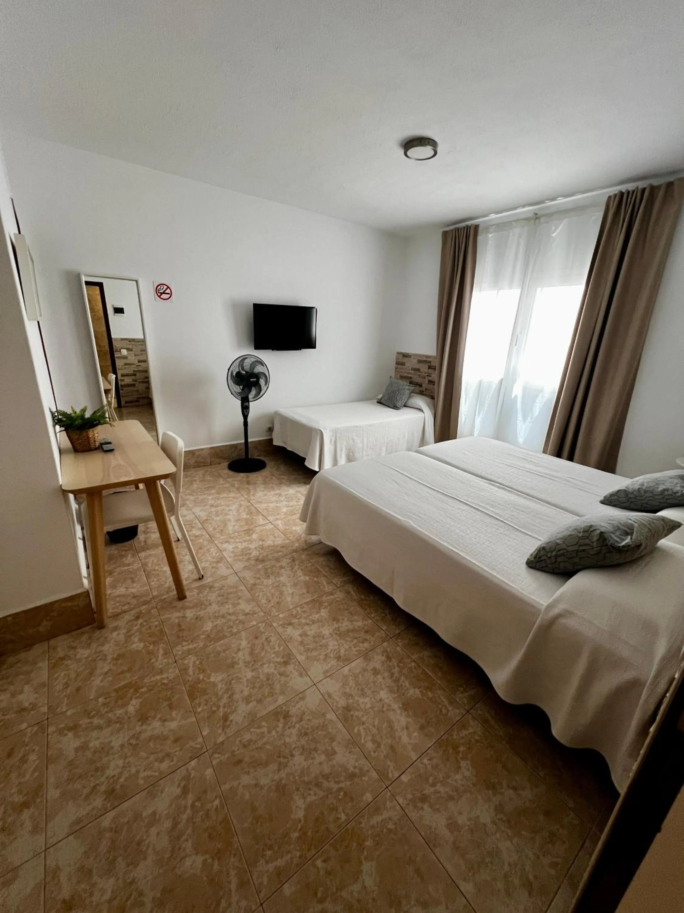 Area and facilities, Bed in Hostal Residencia Cardona