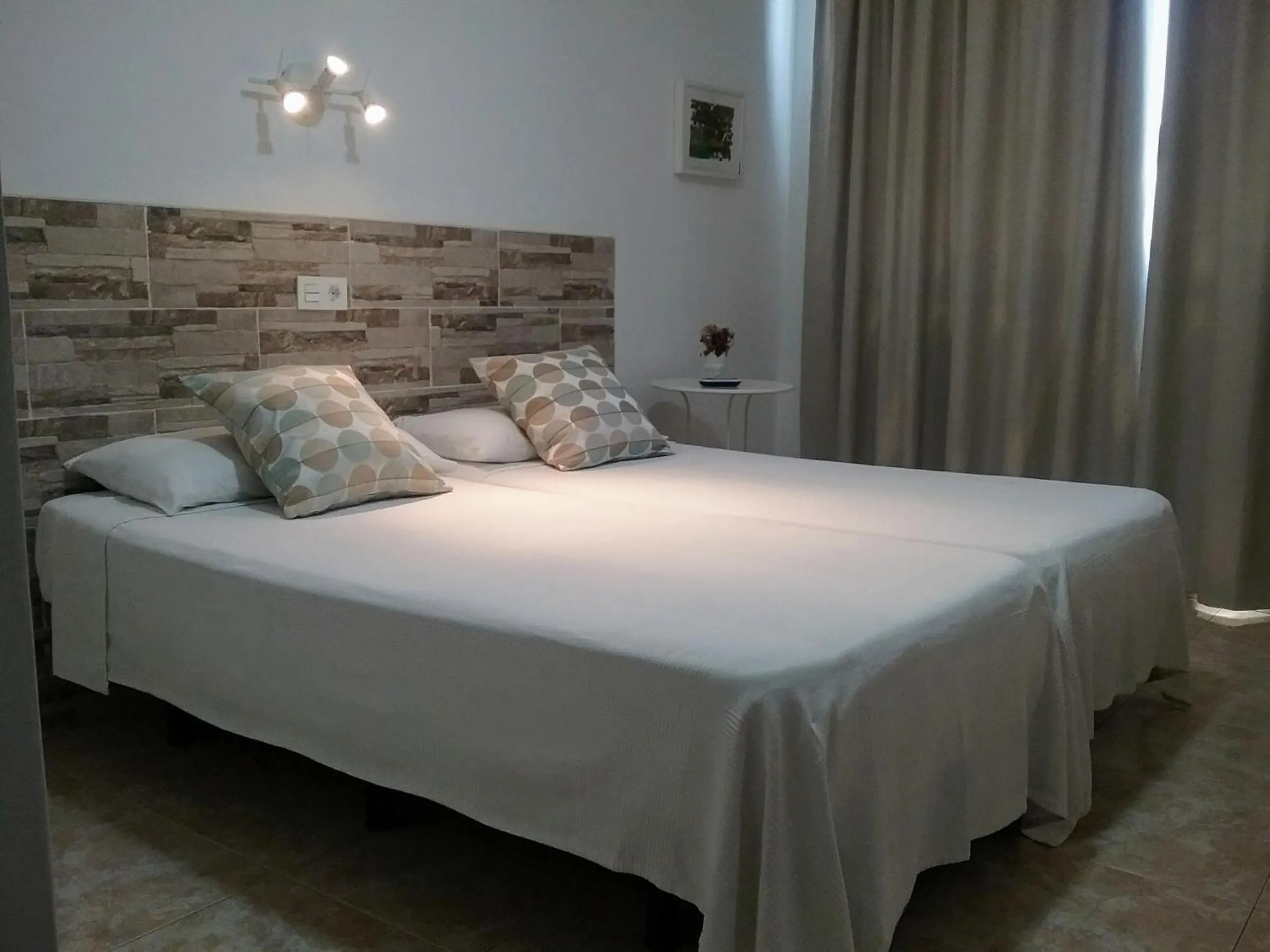 Twin Room in Hostal Residencia Cardona