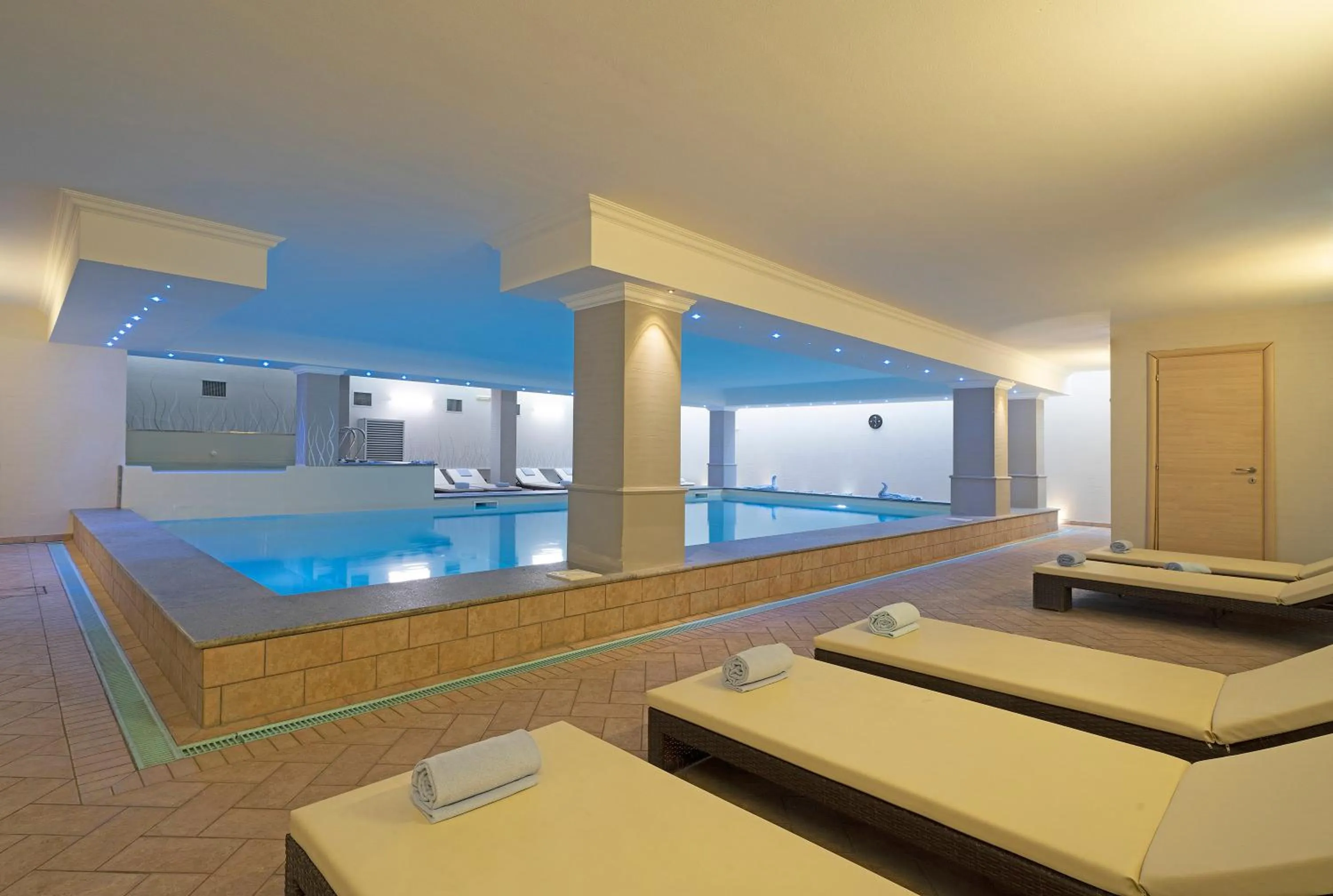 Swimming pool in Spa Hotel Splendid Sole