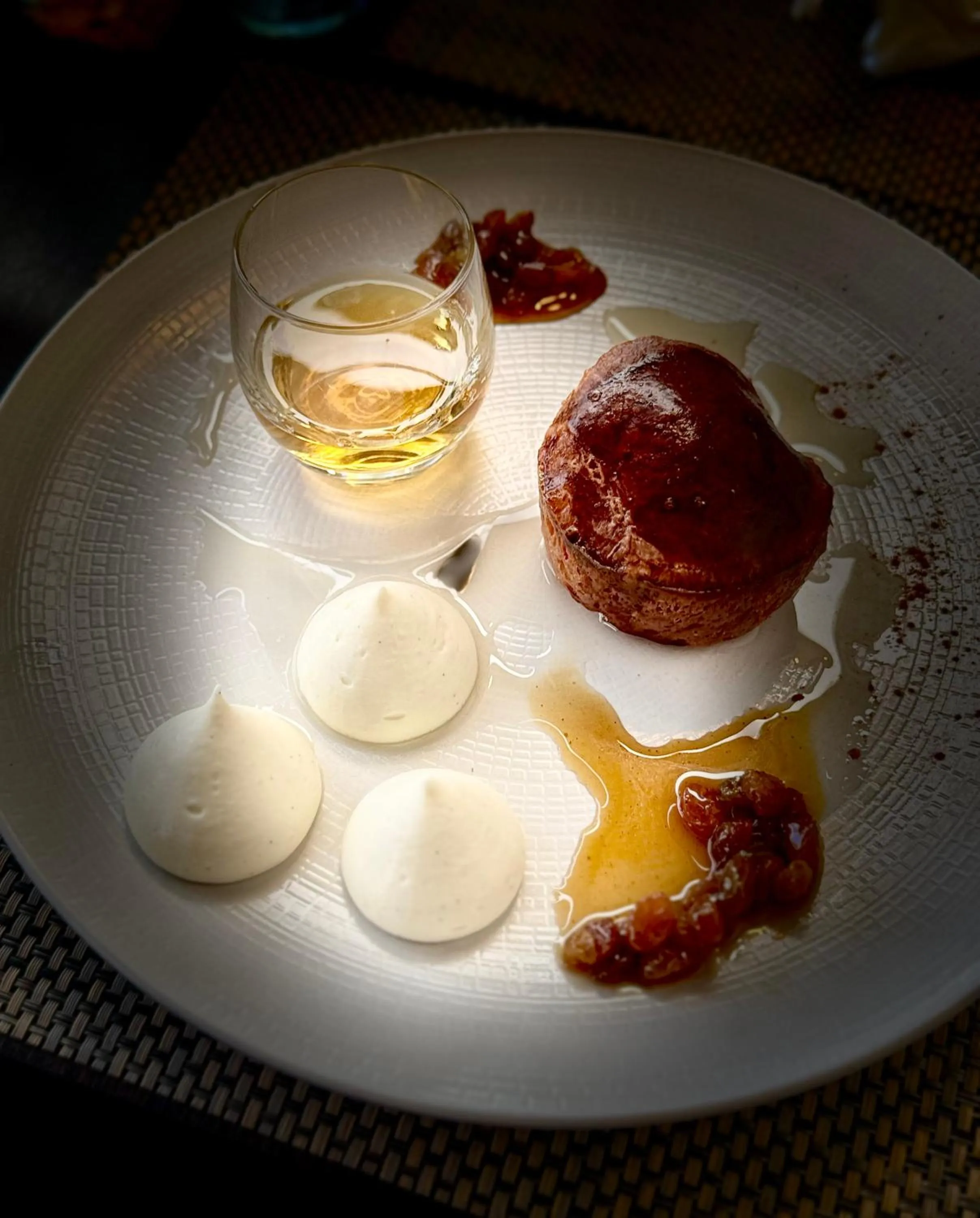 Restaurant/places to eat in Aux 13 Arches-Logis Hôtel Restaurant