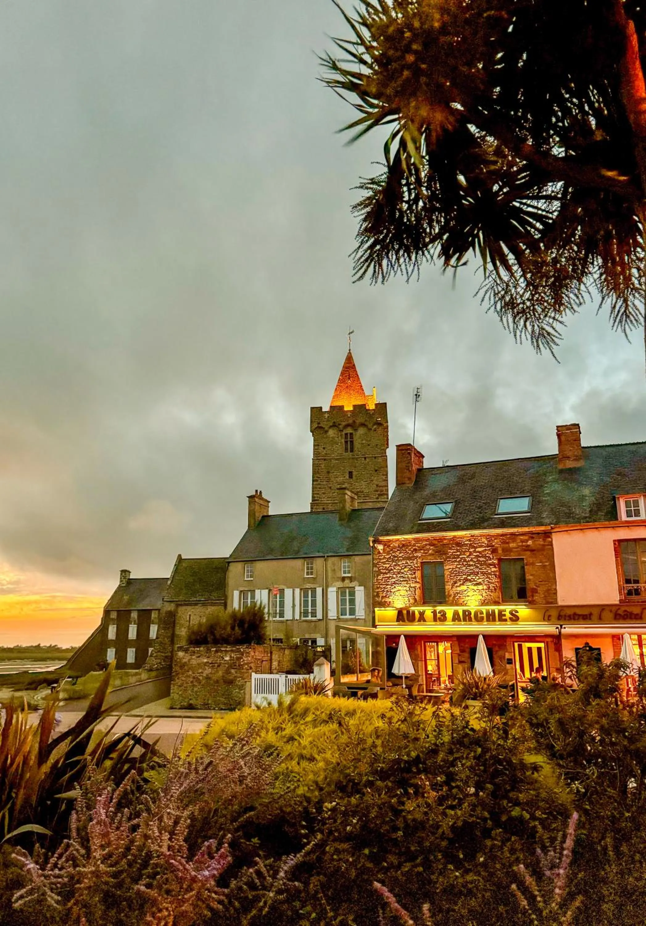 Property building in Aux 13 Arches-Logis Hôtel Restaurant