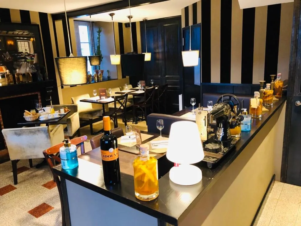 Dining area in Aux 13 Arches-Logis Hôtel Restaurant