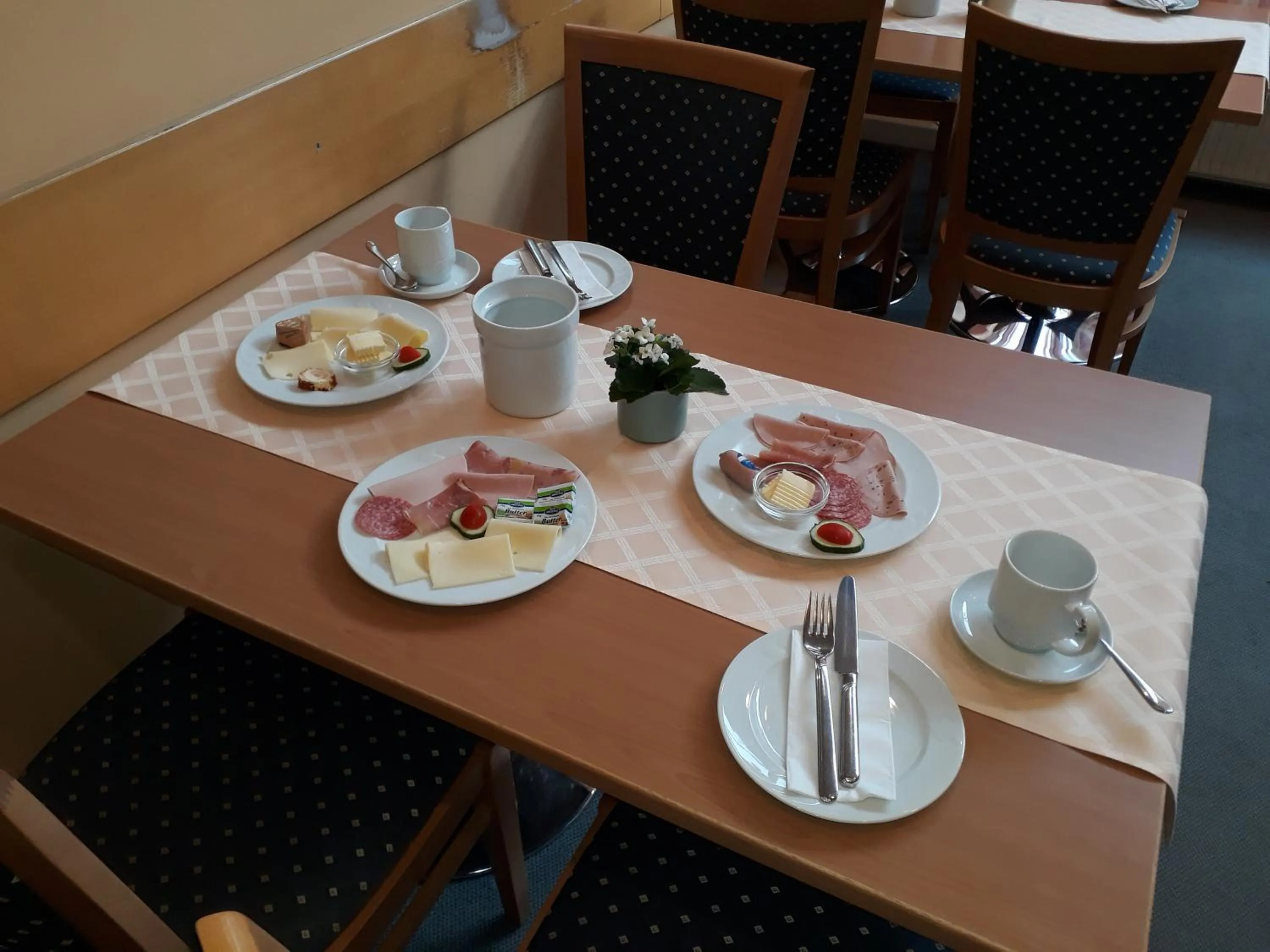 Breakfast in Hotel Garni am Markt - Businesshotel - Frühstücksbuffet - Fahrradabstellplatz - Hunde willkommen