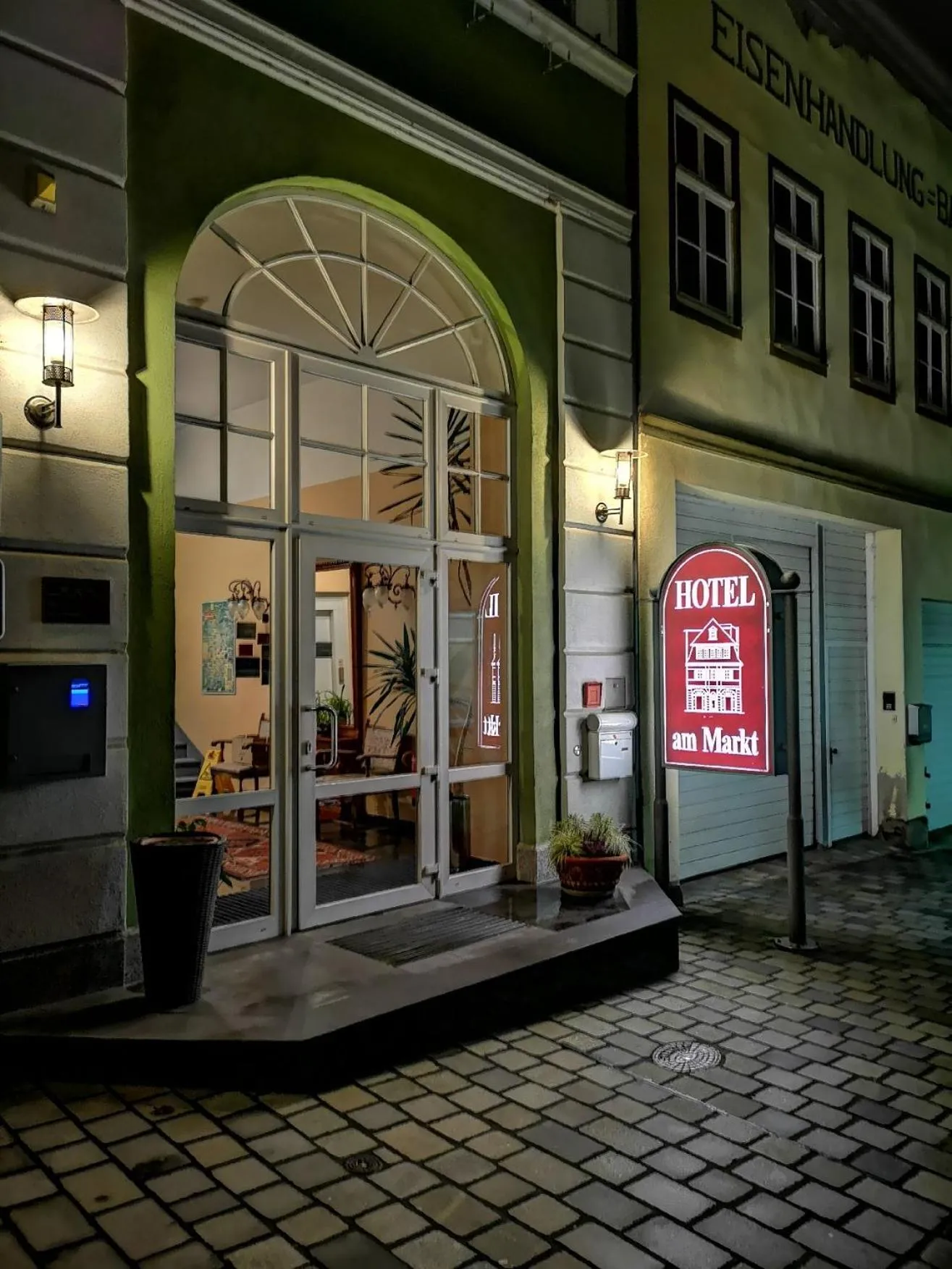 Facade/entrance in Hotel Garni am Markt - Businesshotel - Frühstücksbuffet - Fahrradabstellplatz - Hunde willkommen