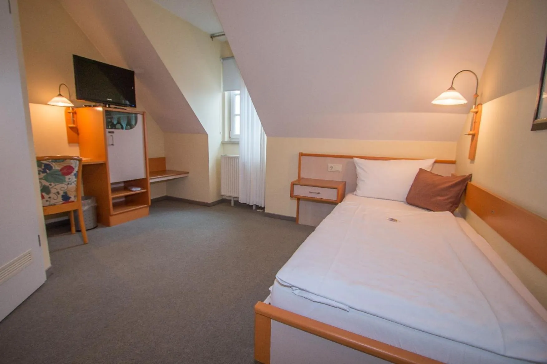 Photo of the whole room, Bed in Hotel Garni am Markt - Businesshotel - Frühstücksbuffet - Fahrradabstellplatz - Hunde willkommen