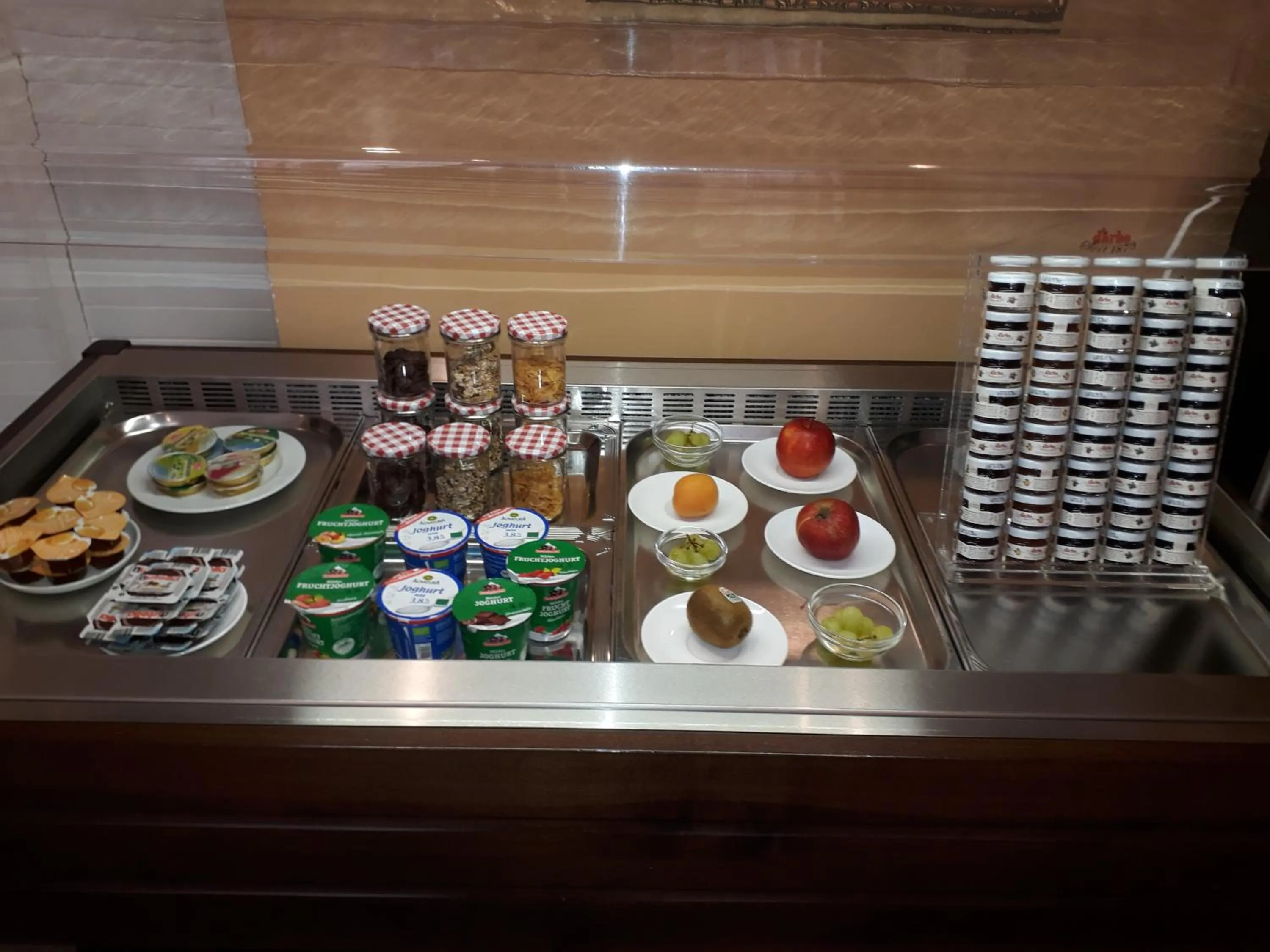 Breakfast in Hotel Garni am Markt - Businesshotel - Frühstücksbuffet - Fahrradabstellplatz - Hunde willkommen