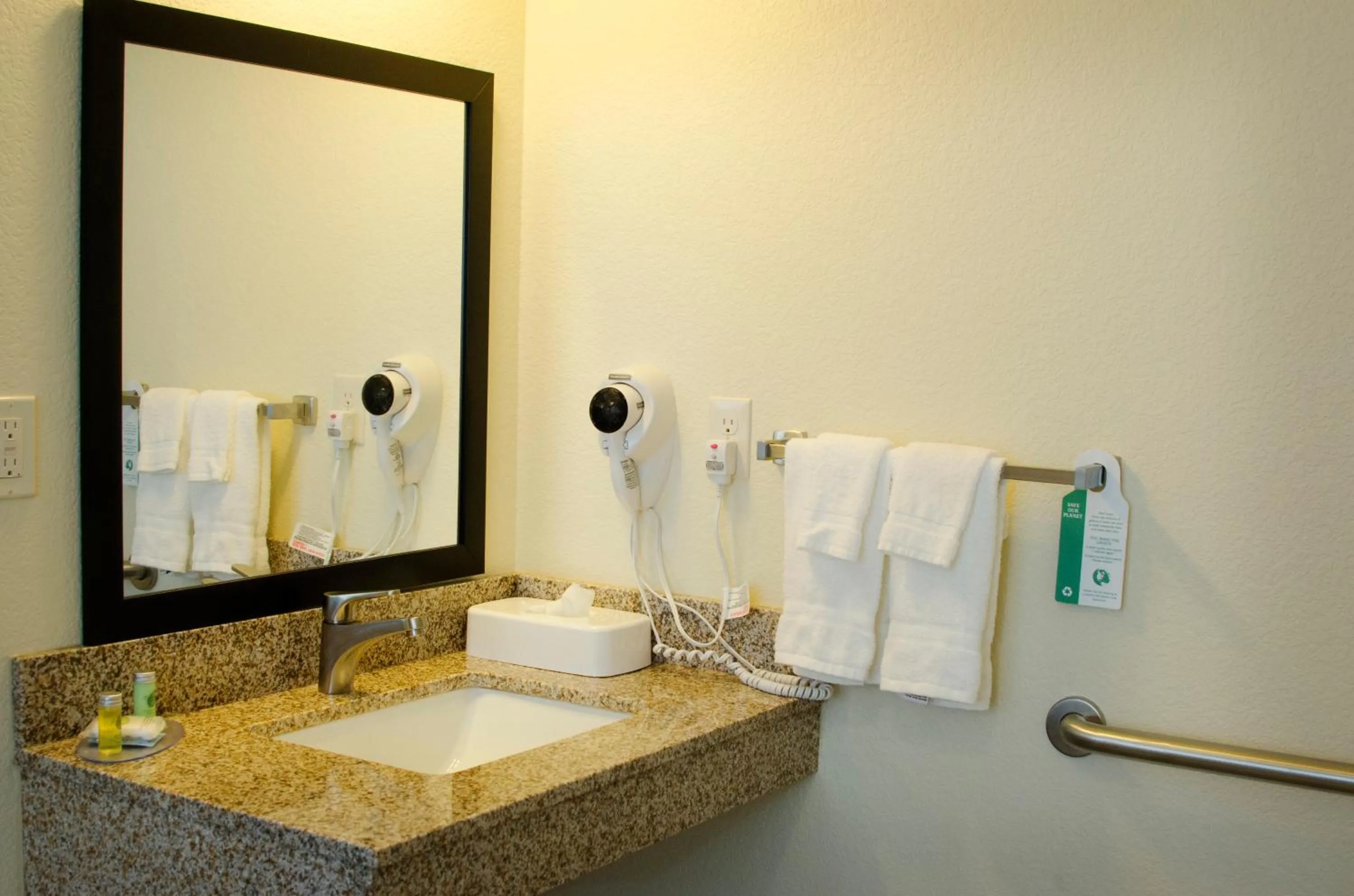 Bathroom in Cobblestone Inn & Suites - Lamoni