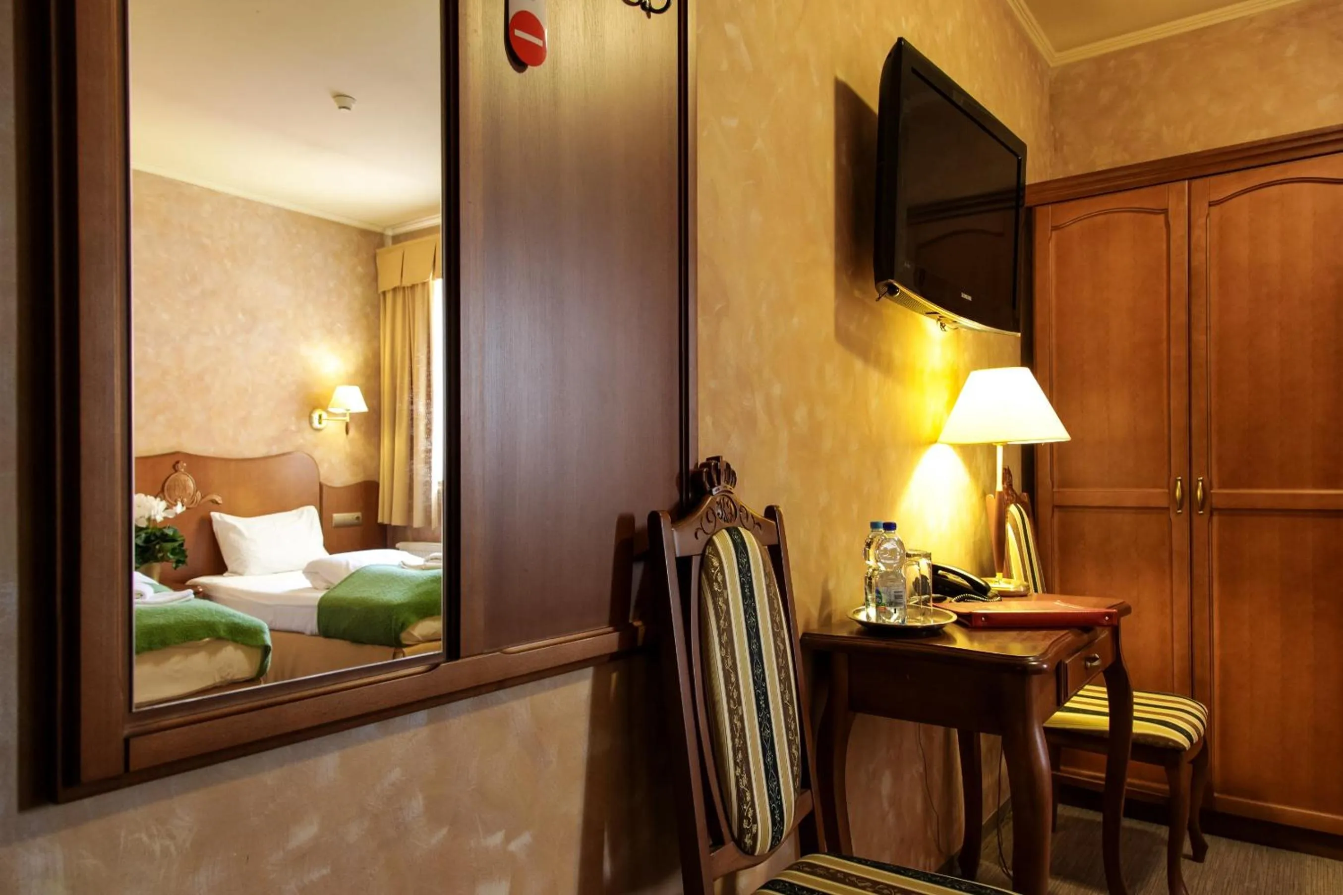 hair dresser, Bed in Hotel Księcia Józefa