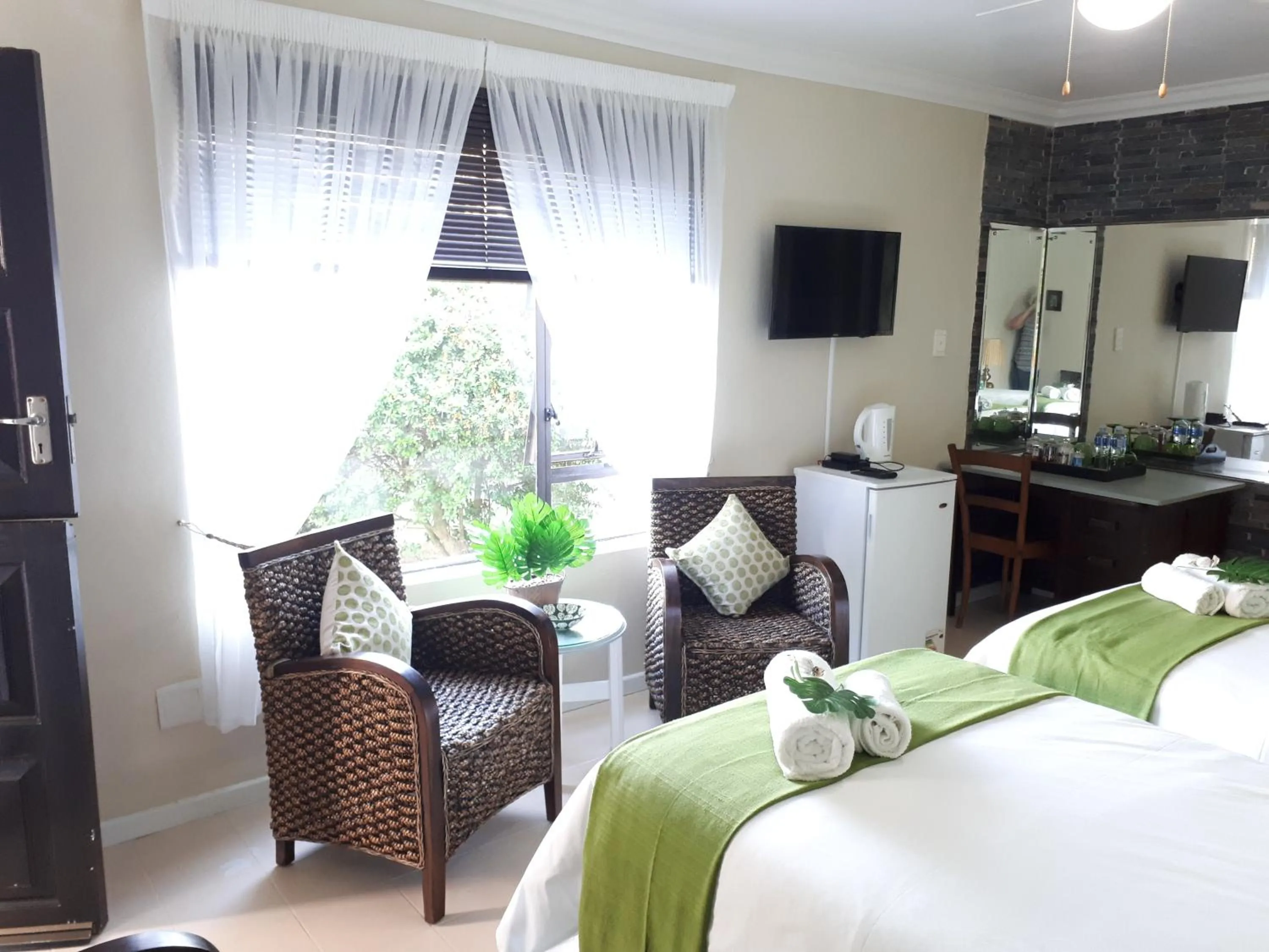 Photo of the whole room, Bed in Stroke-One-Inn