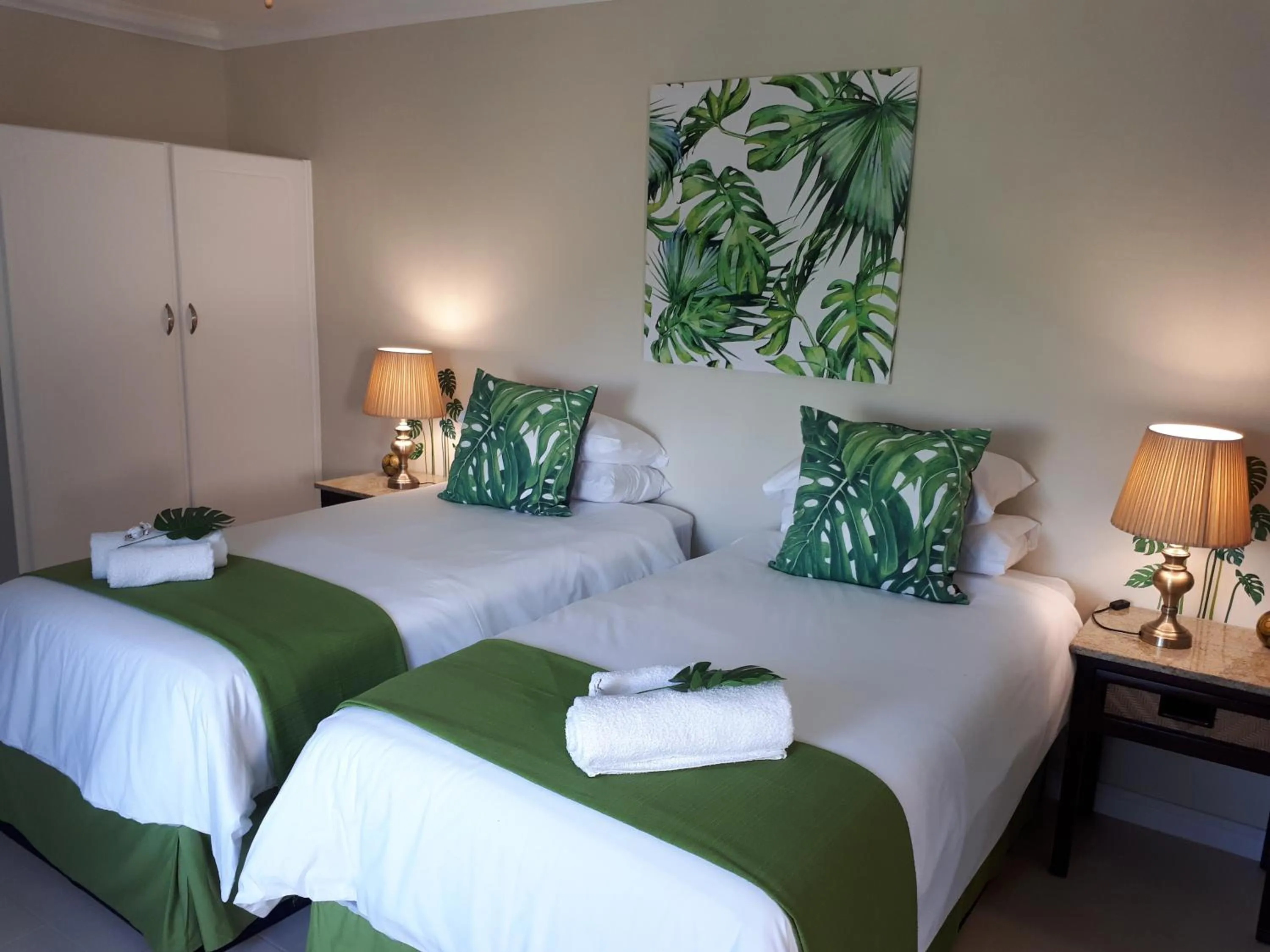 Shower, Bed in Stroke-One-Inn