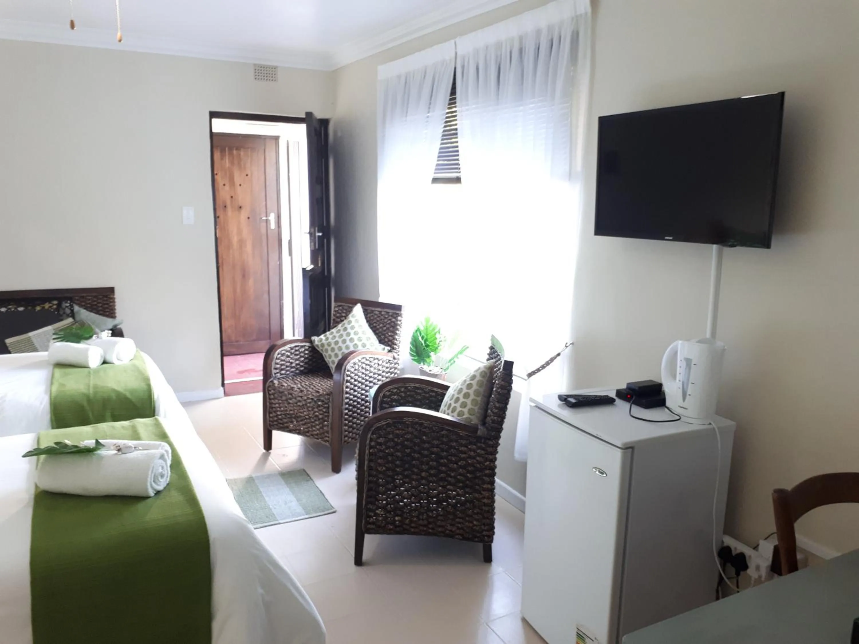 Photo of the whole room, Bed in Stroke-One-Inn