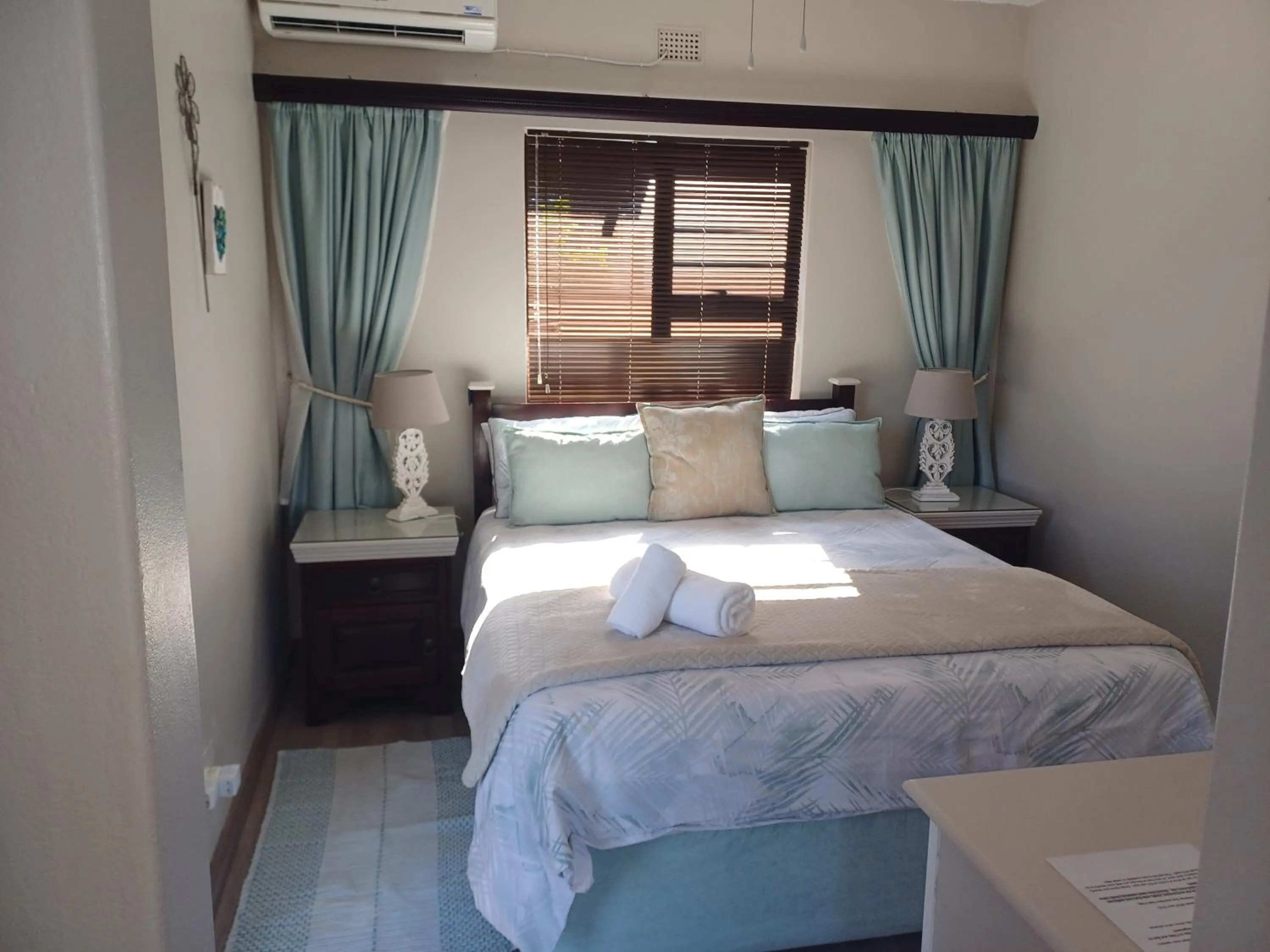 Photo of the whole room, Bed in Stroke-One-Inn