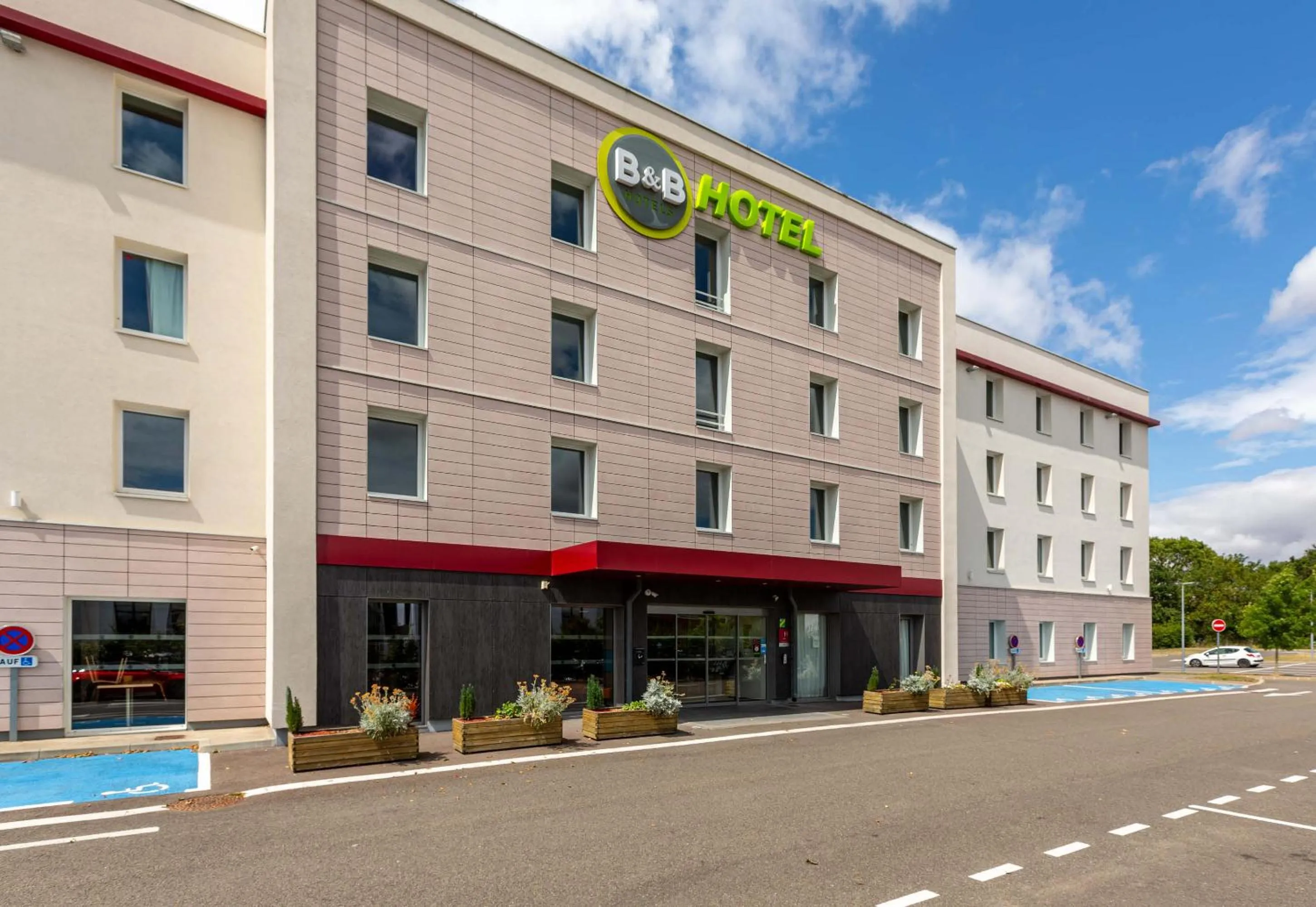 Property building in B&B HOTEL CHARTRES Oceane